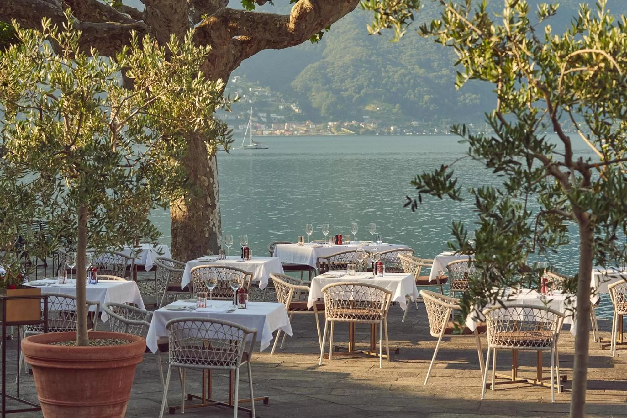 Restaurant/places to eat in Vista Lakefront Boutique Hotel