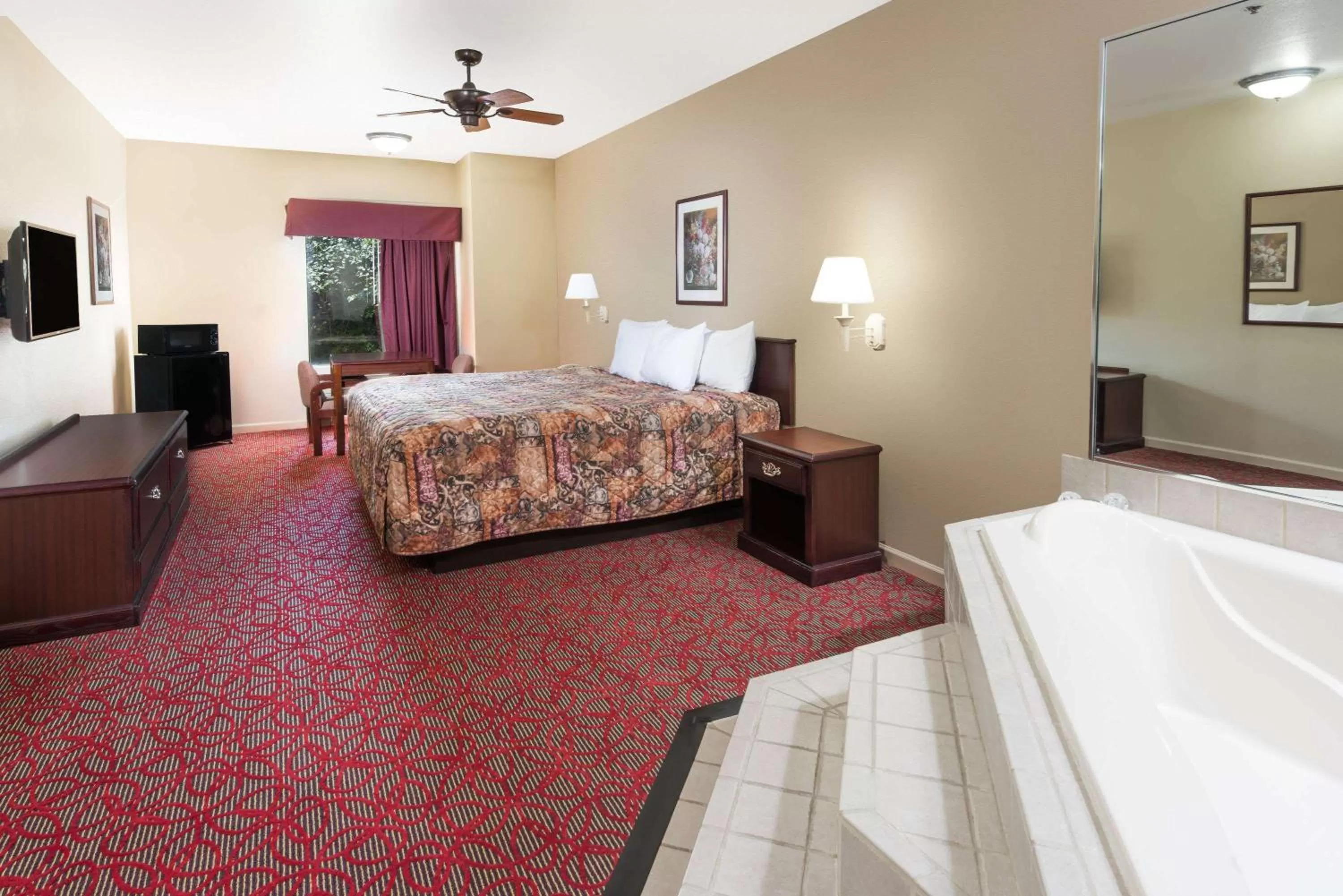 Photo of the whole room, Bed in Days Inn by Wyndham St Peters/St Charles