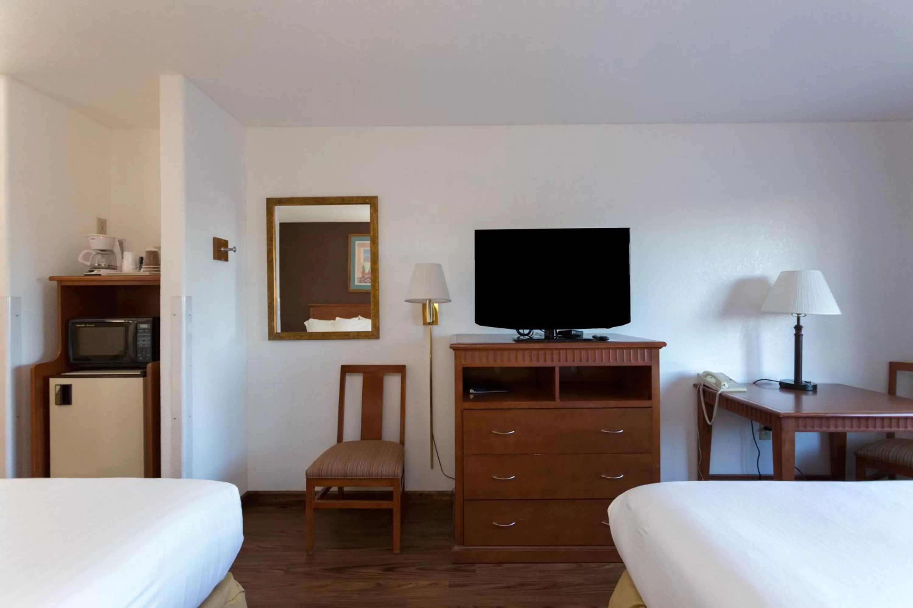 Photo of the whole room, Bed in Vagabond Inn Executive