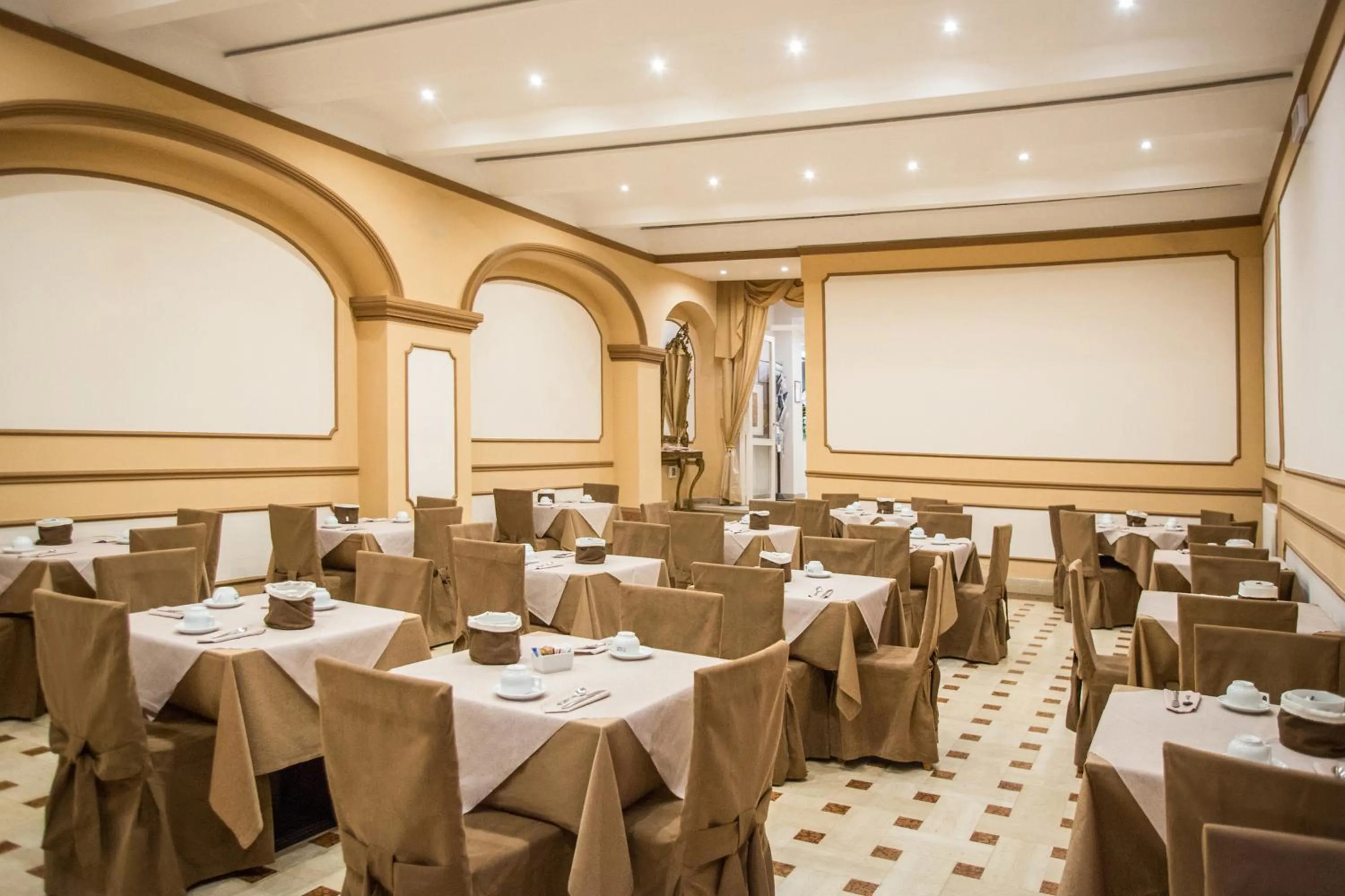 Restaurant/places to eat in Hotel Europa