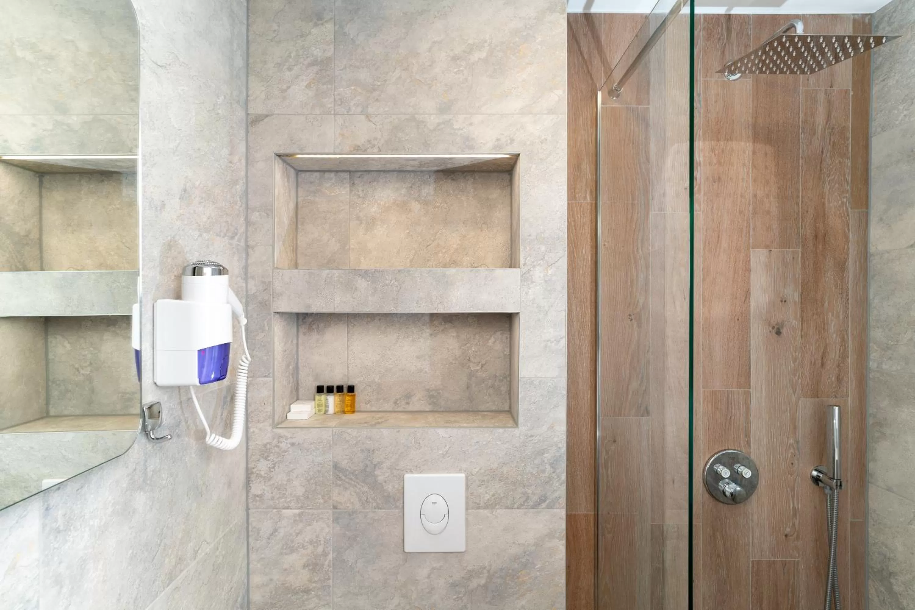 Shower in Ornament Hotel and Apartments