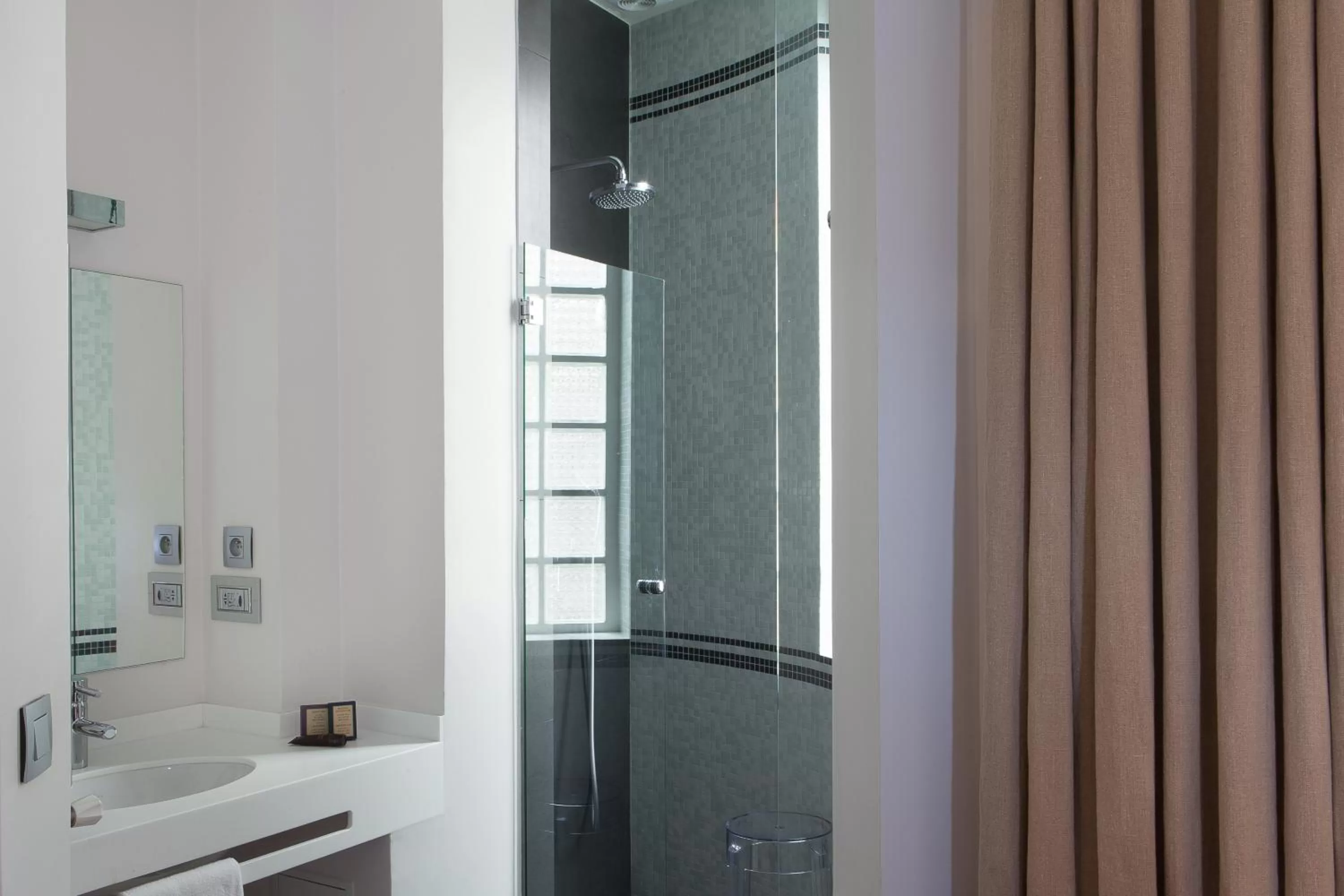 Shower in Hôtel de la Place du Louvre - Esprit de France