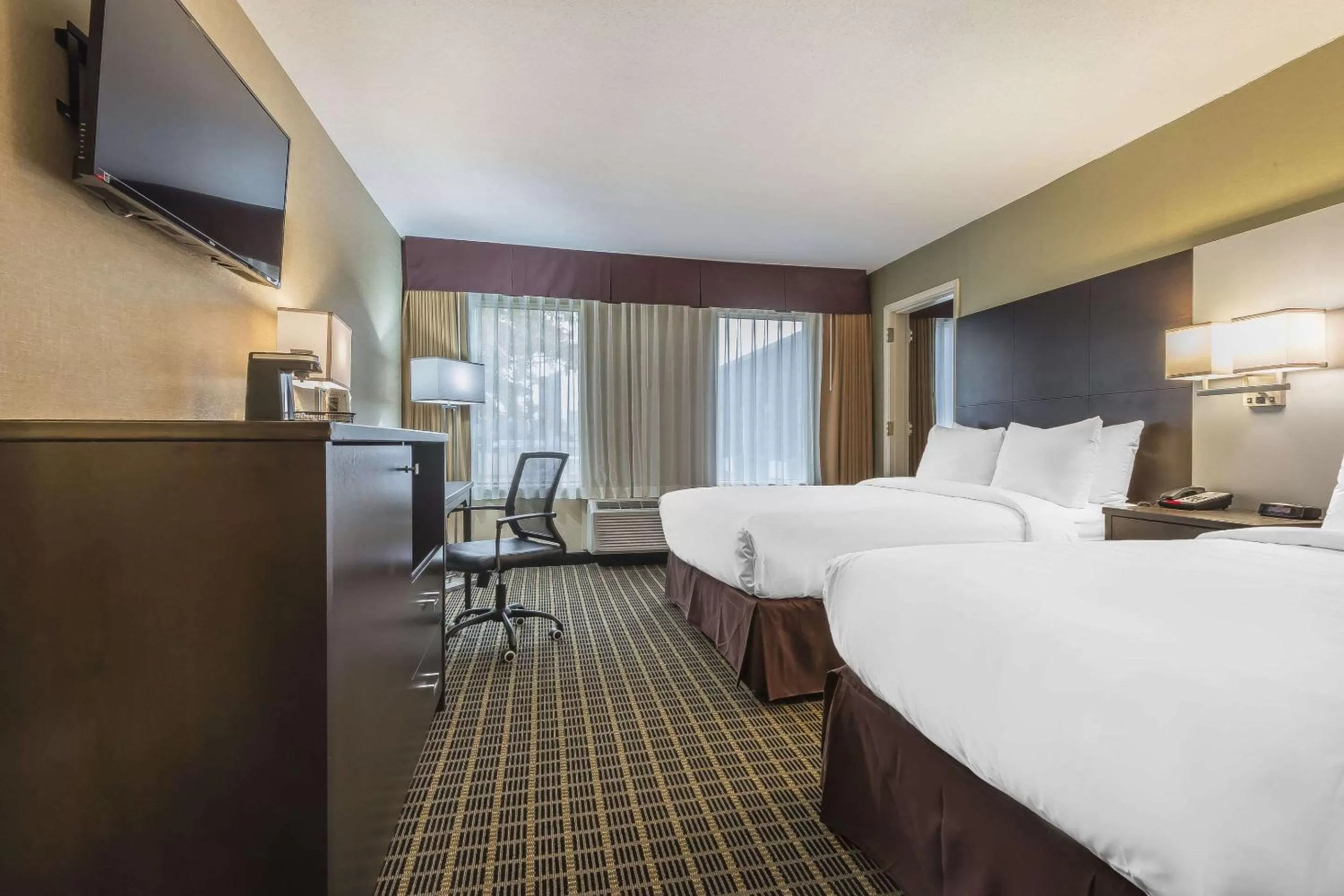 Photo of the whole room, Bed in Quality Inn & Suites Windsor - Downtown