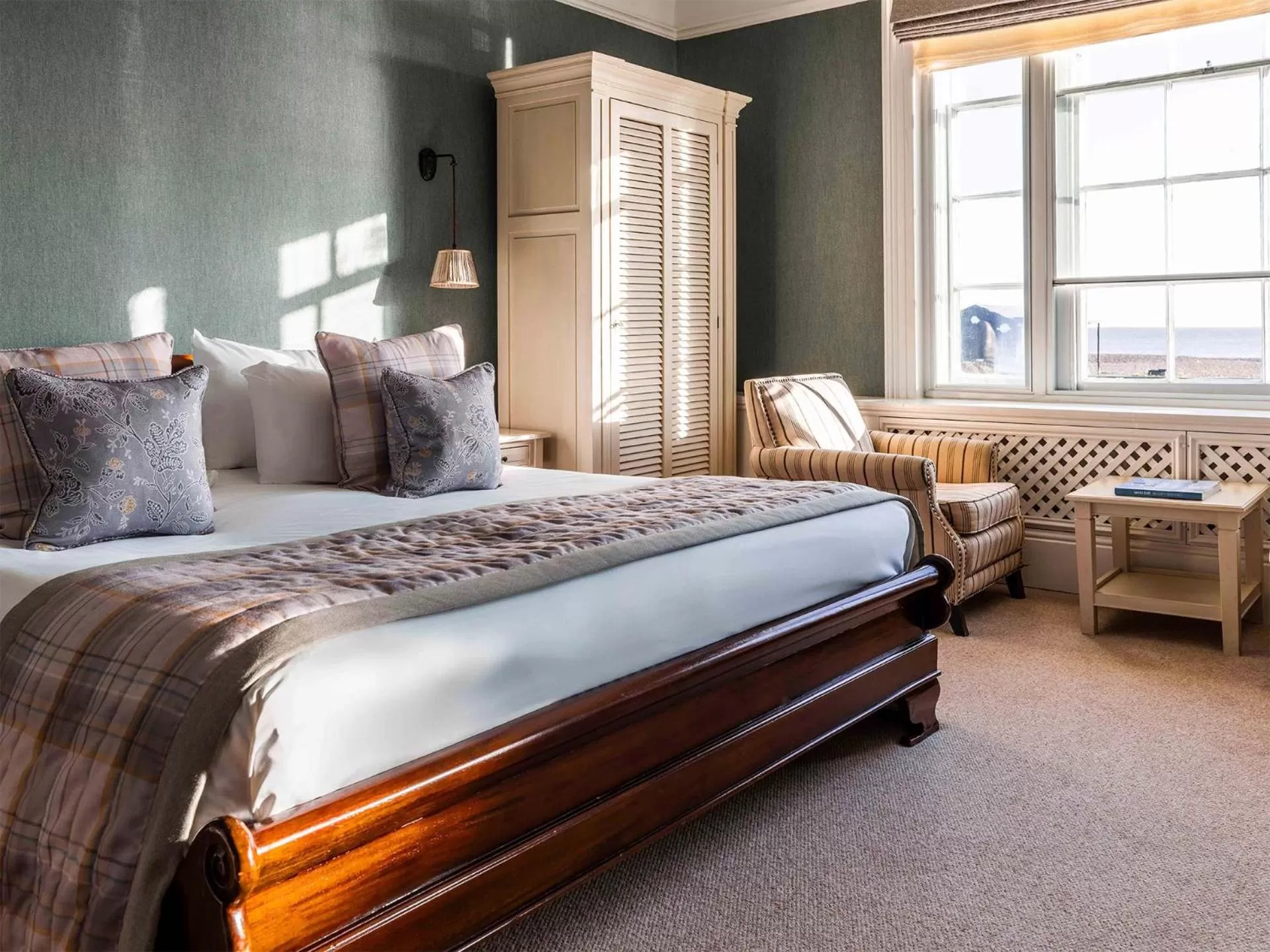 Bedroom, Bed in The White Lion Hotel