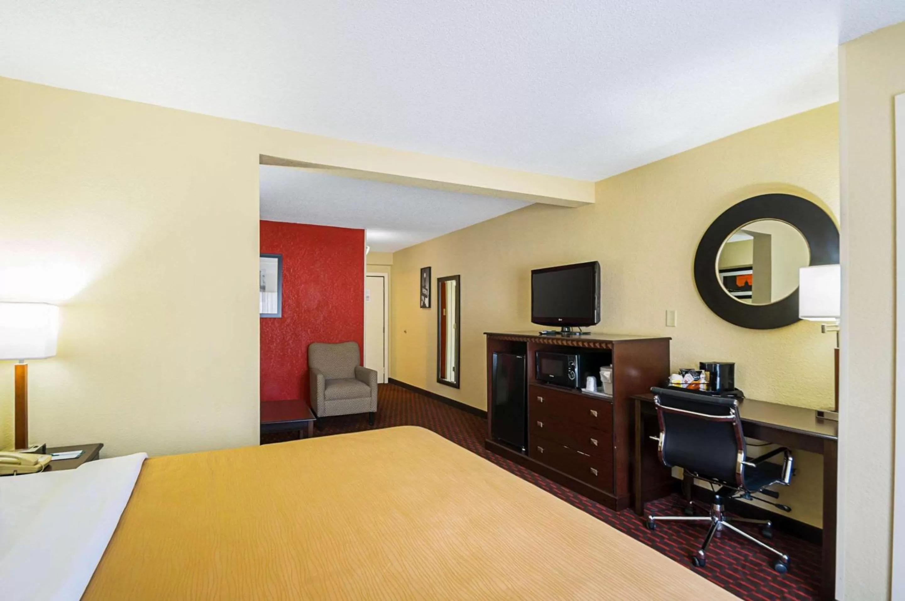 Photo of the whole room, Bed in Quality Inn & Suites Hagerstown
