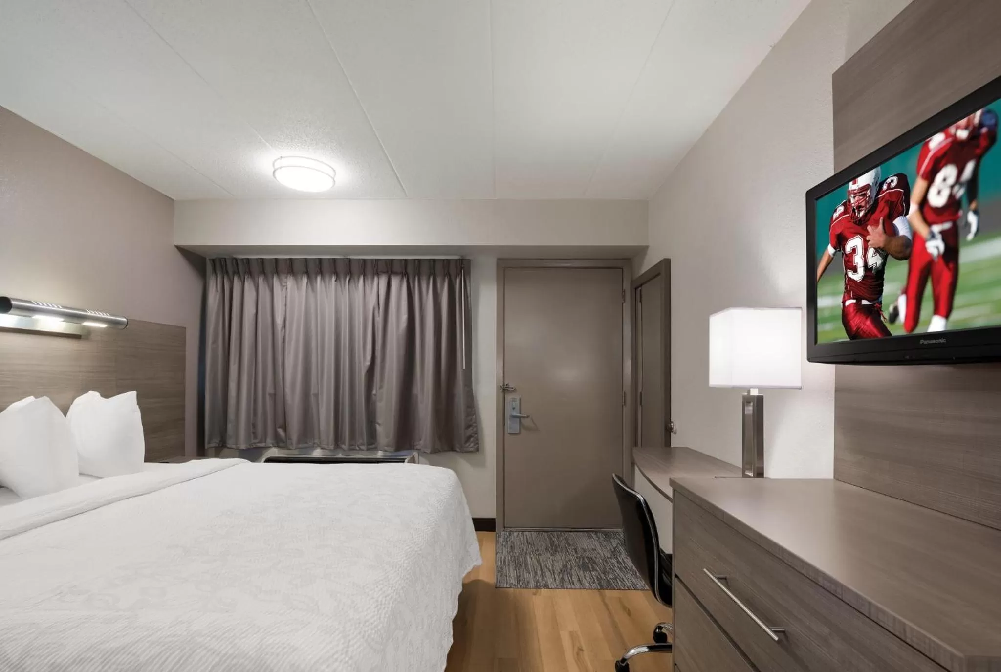 Photo of the whole room, Bed in Red Roof Inn PLUS+ Chicago - Naperville