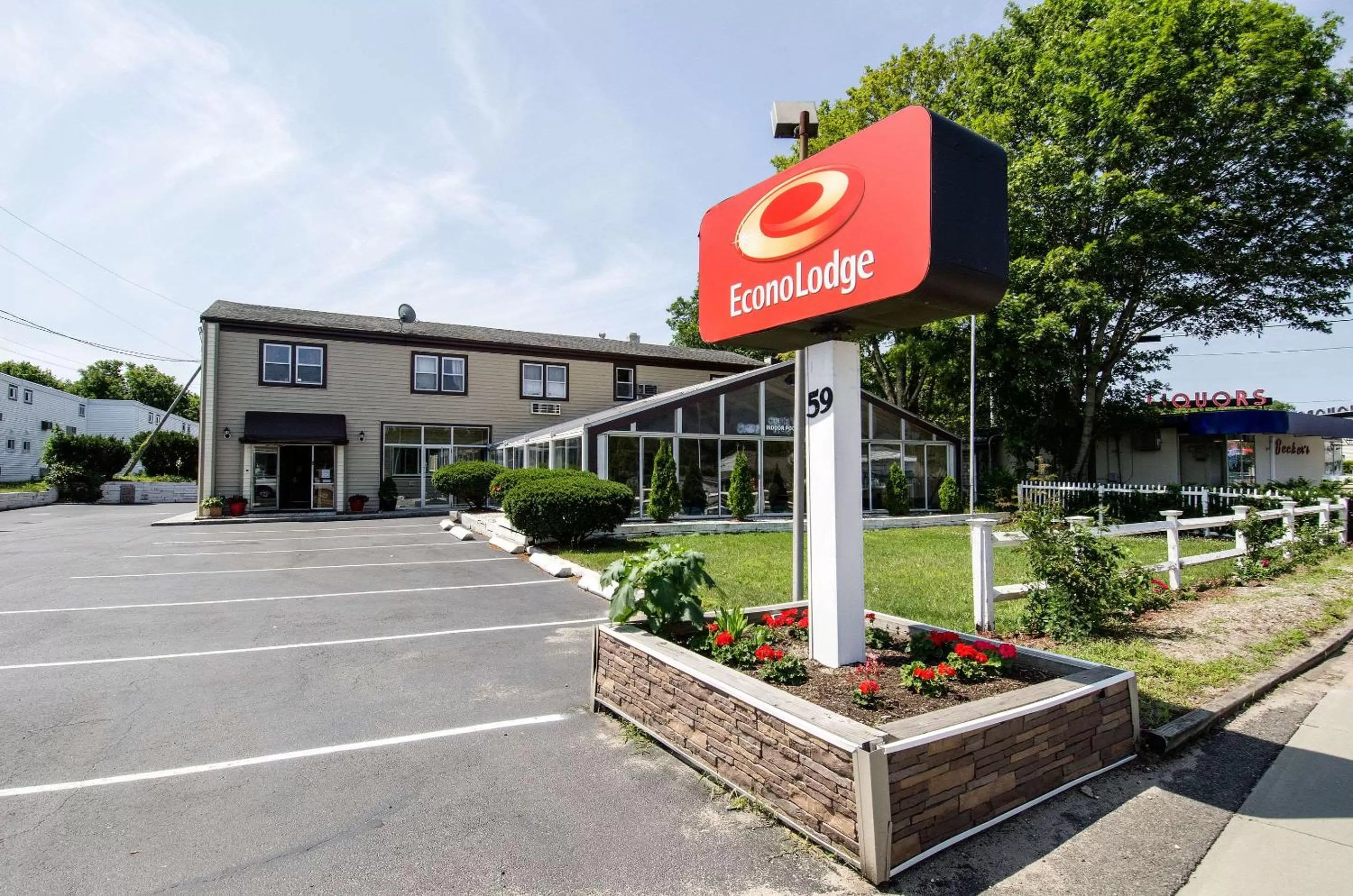 Property building in Econo Lodge West Yarmouth on Cape Cod
