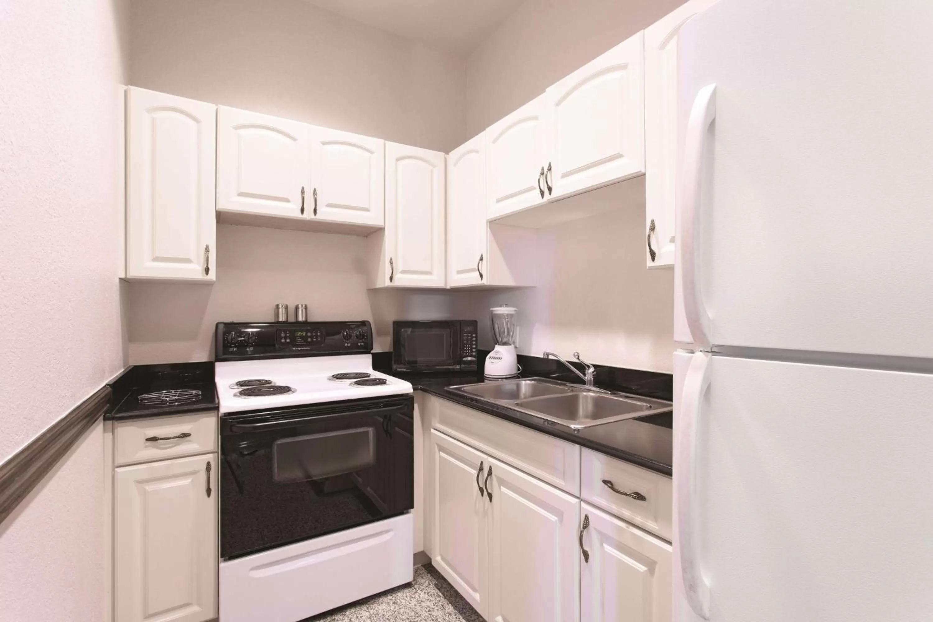 Kitchen or kitchenette in La Quinta by Wyndham Tampa Bay Area-Tampa South