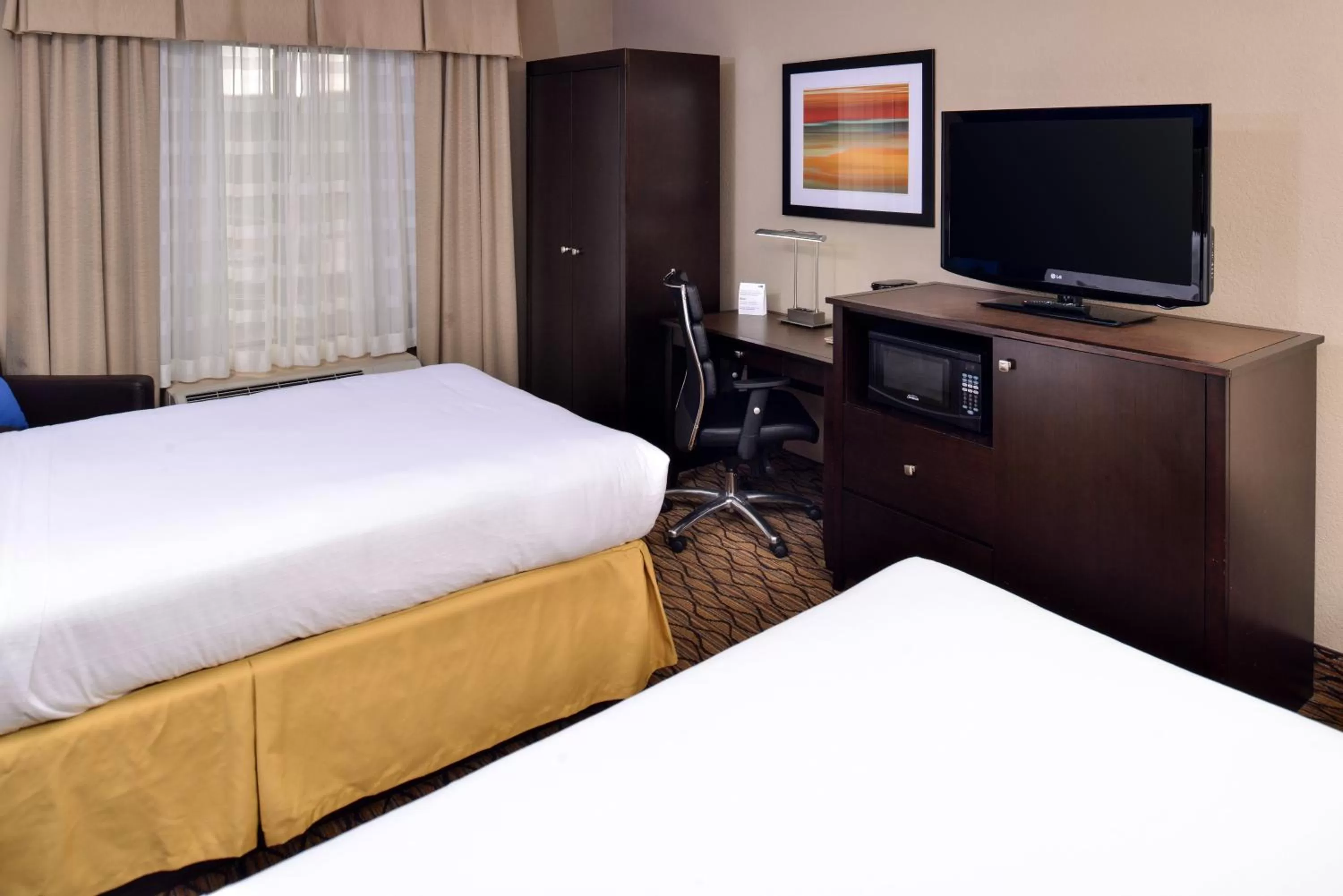 Photo of the whole room, Bed in Holiday Inn Express Hunt Valley by IHG
