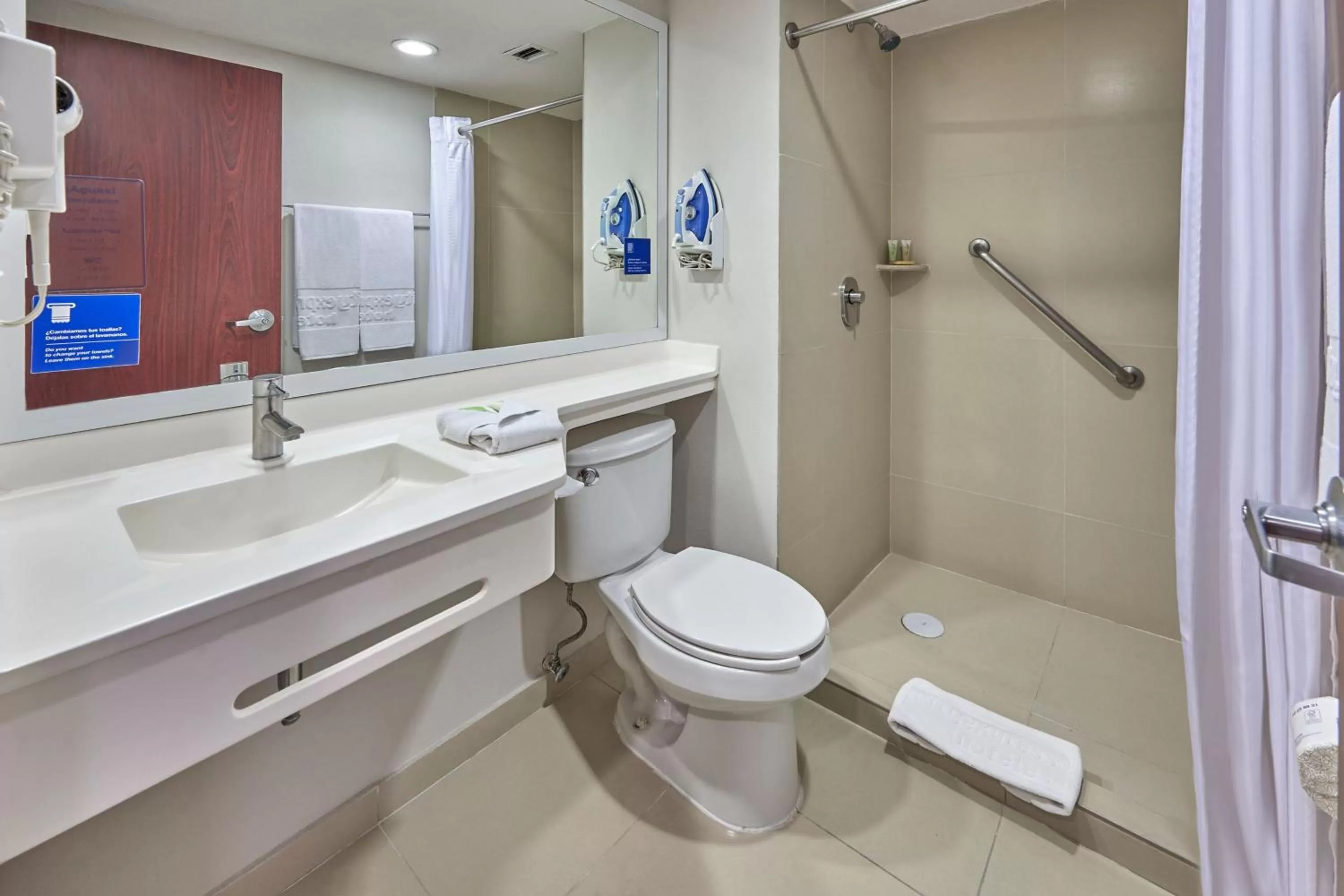 Bathroom in City Express by Marriott Aguascalientes Sur