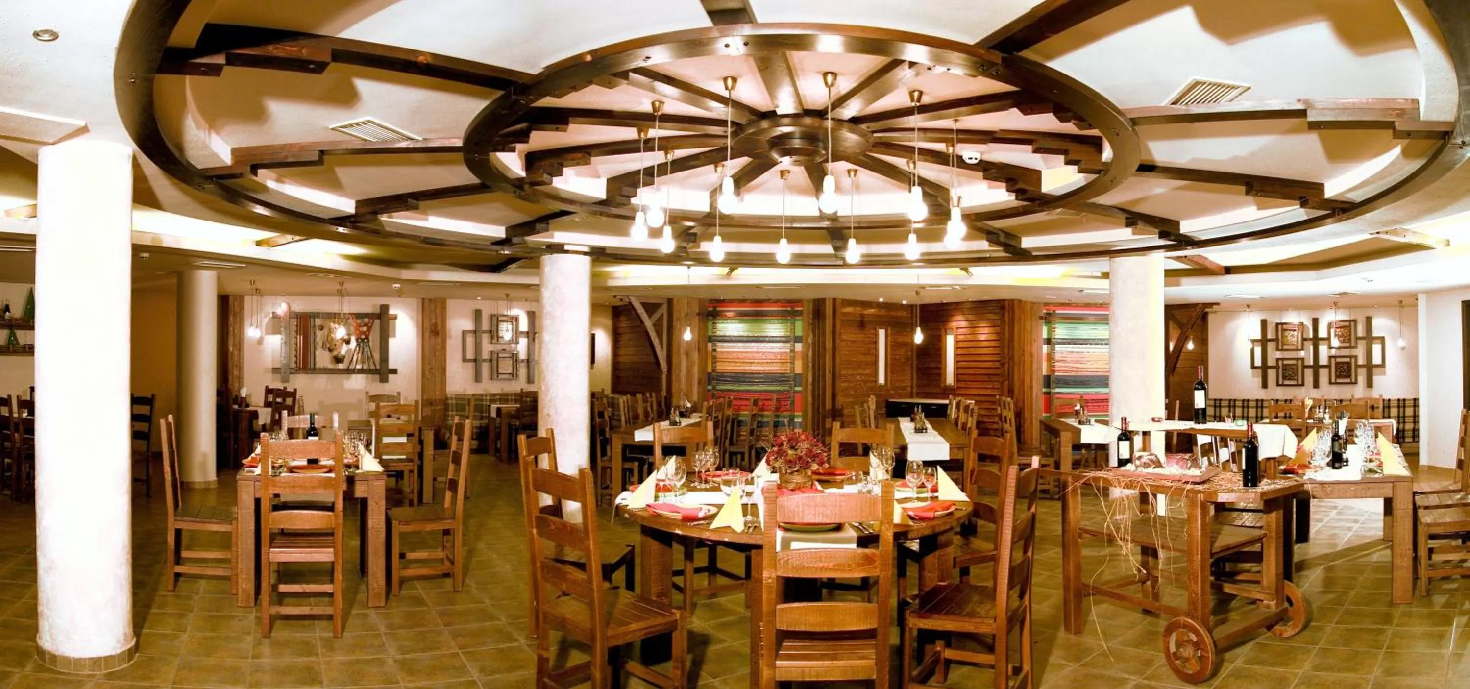 Restaurant/places to eat in Hotel Orphey