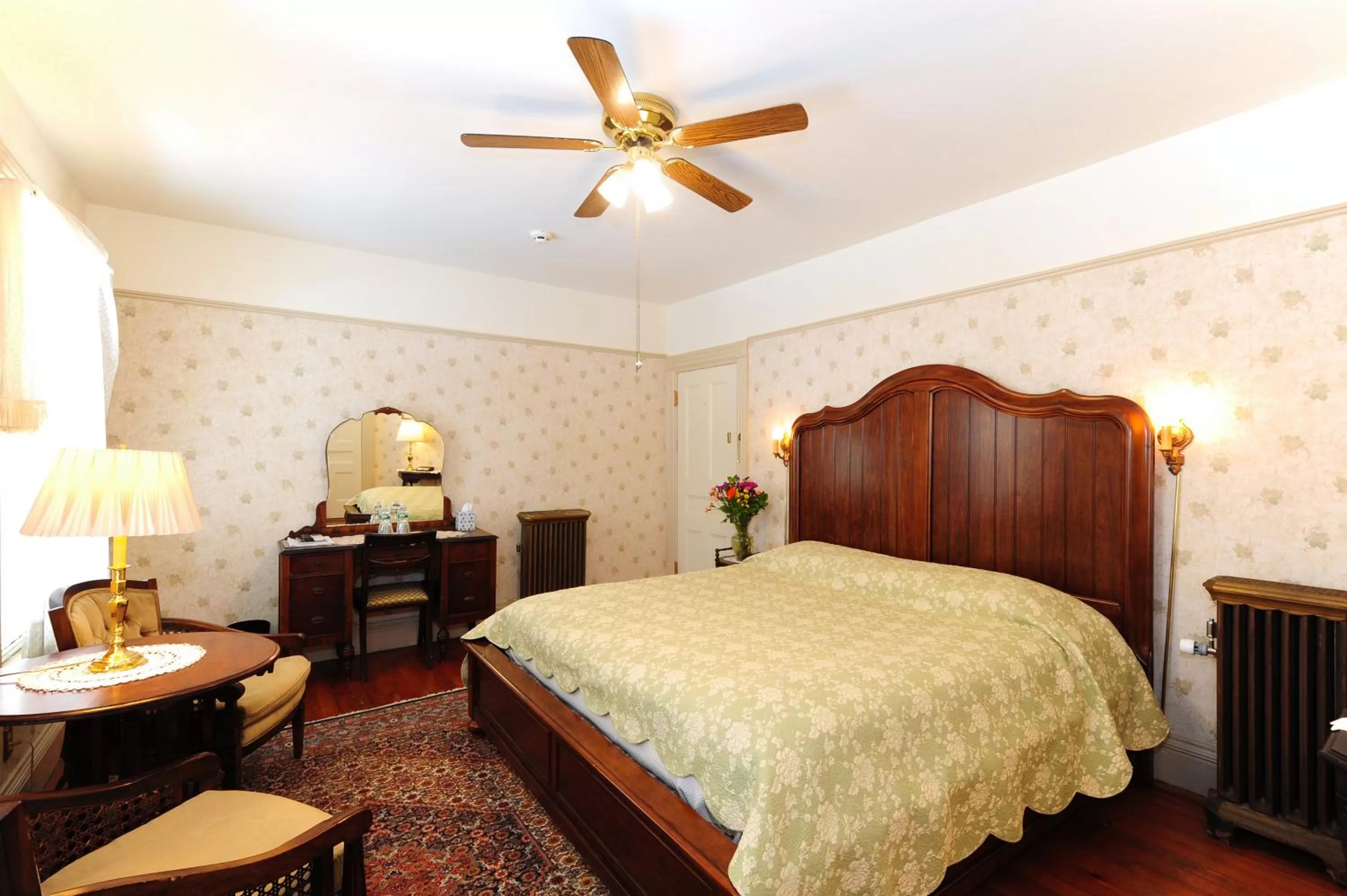 Bedroom, Bed in Wainwright Inn