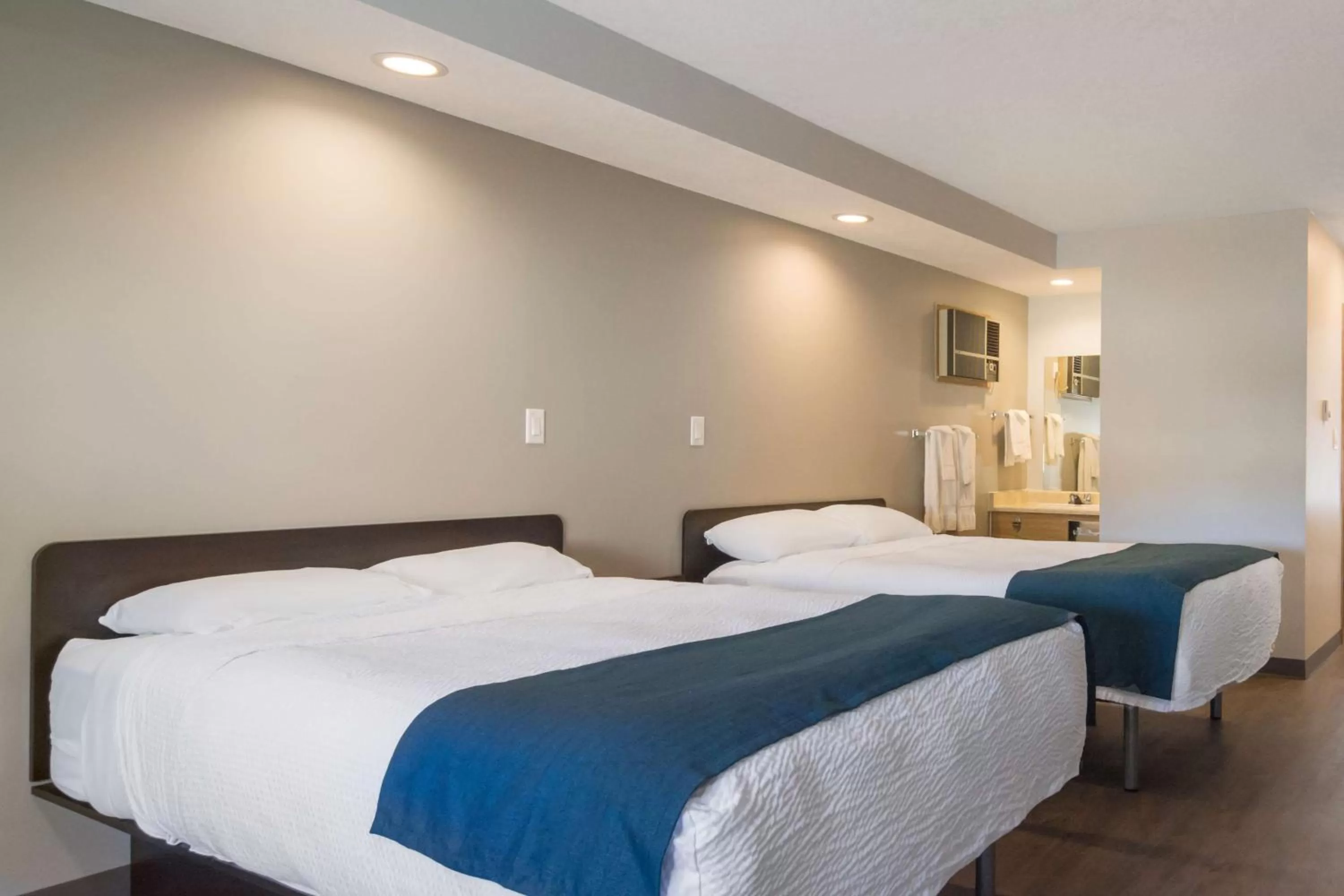 Photo of the whole room, Bed in Motel 6-Saanichton, BC - Victoria Airport