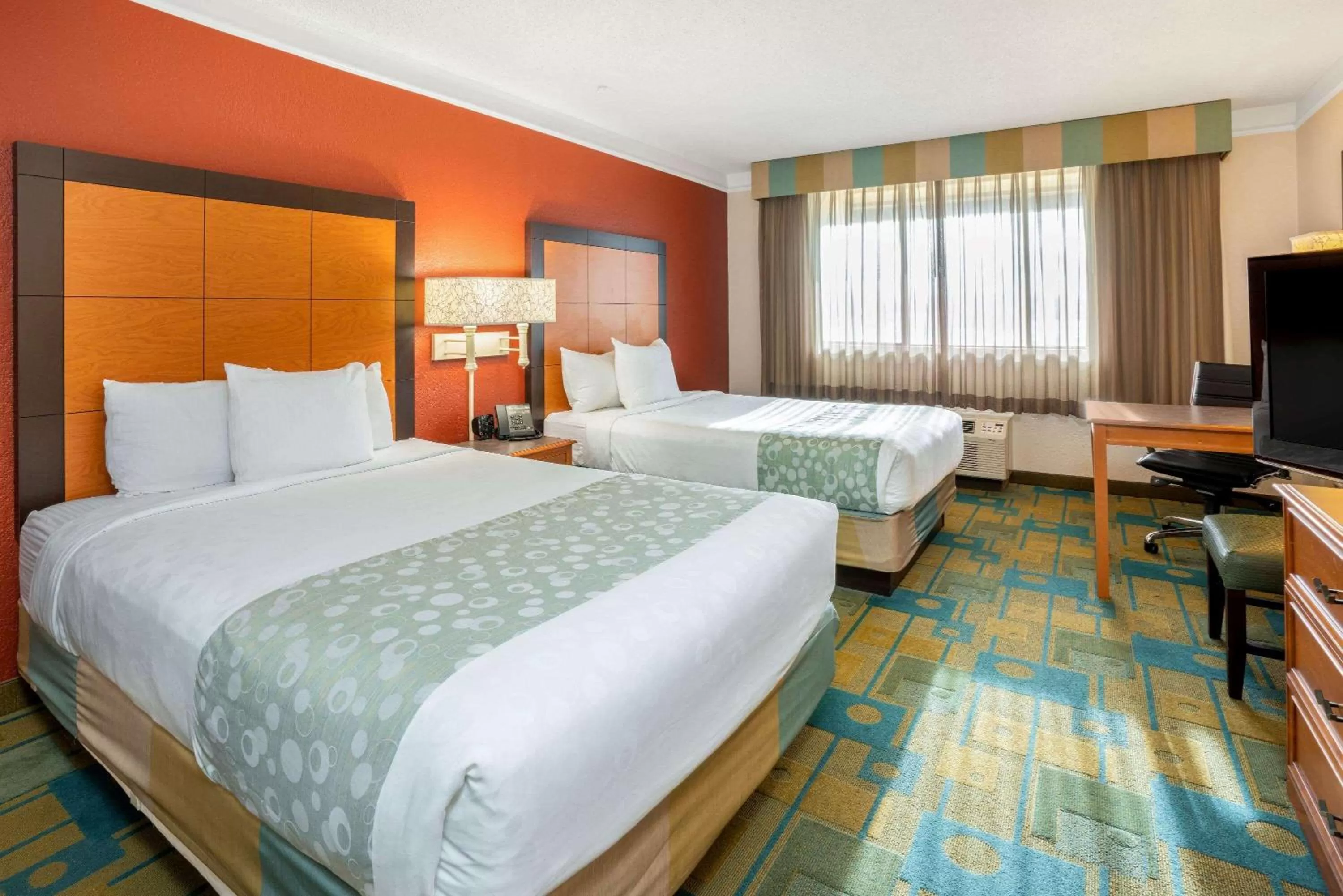 Photo of the whole room, Bed in La Quinta by Wyndham Seattle Sea-Tac Airport