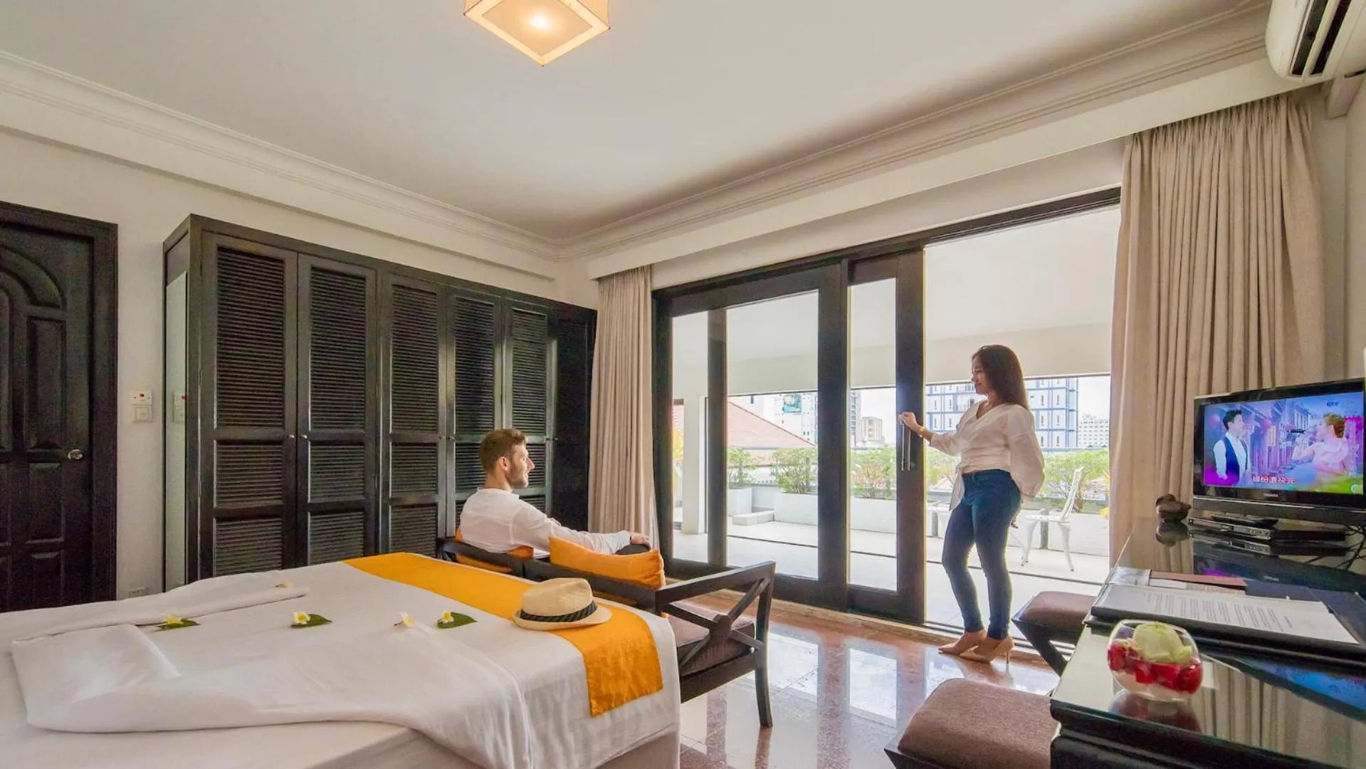 People in White Mansion 白色公馆