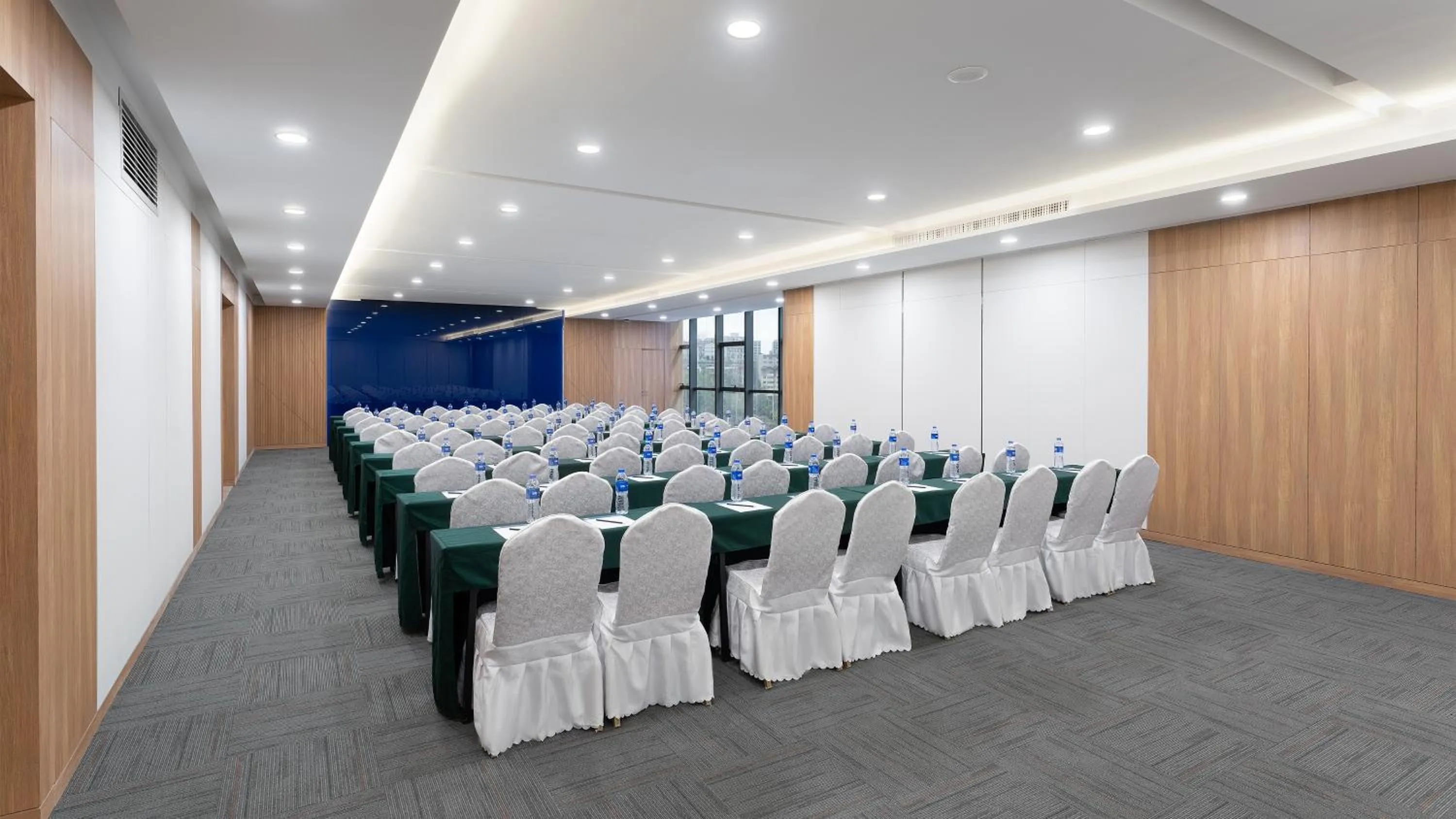 Meeting/conference room in Holiday Inn Express Kunming Panlong by IHG