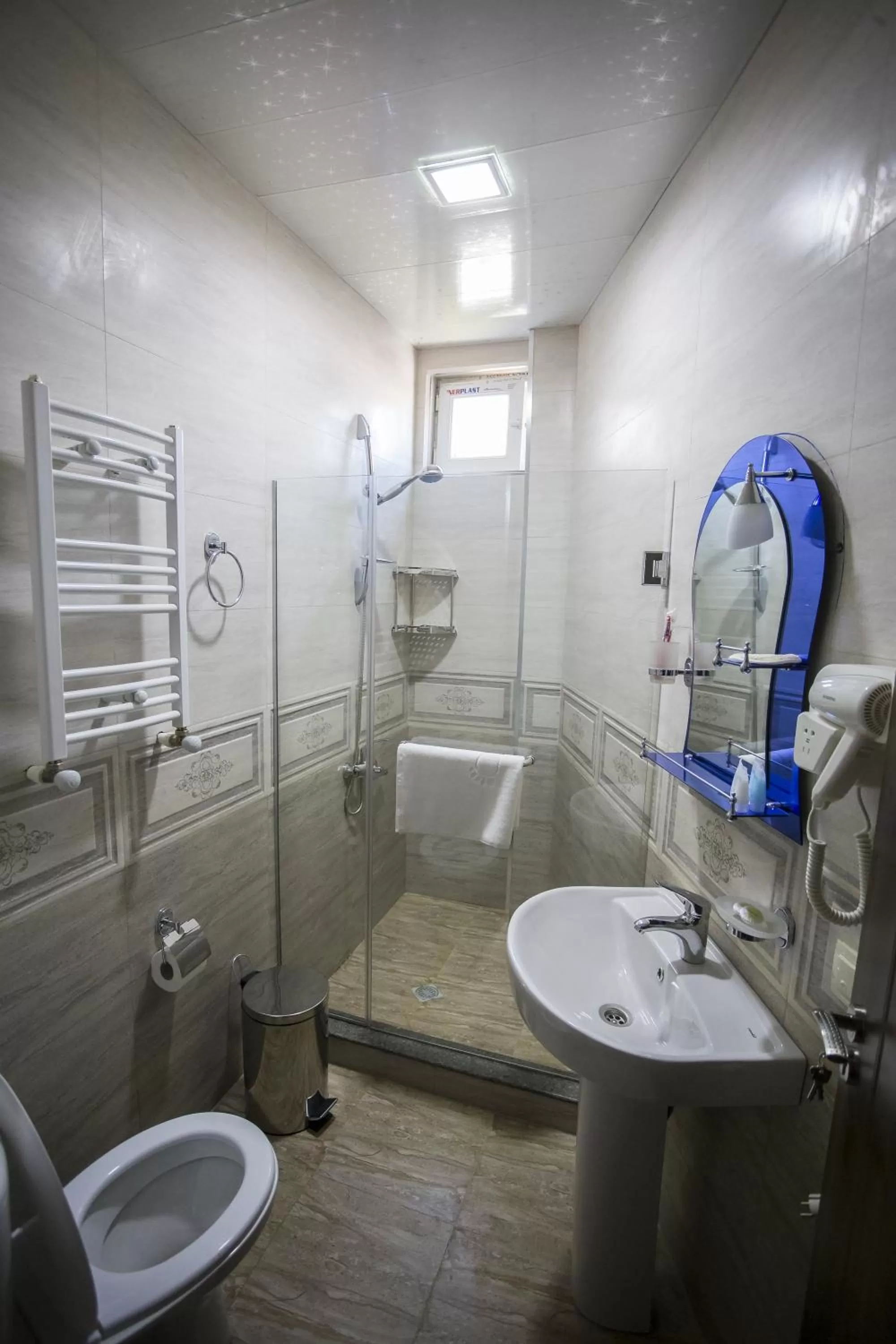 Bathroom in Hotel Garanti