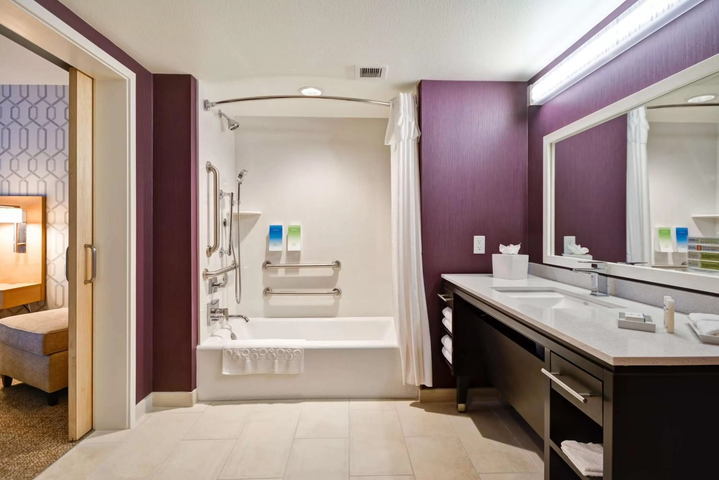Bathroom, Bed in Home2 Suites By Hilton Livermore