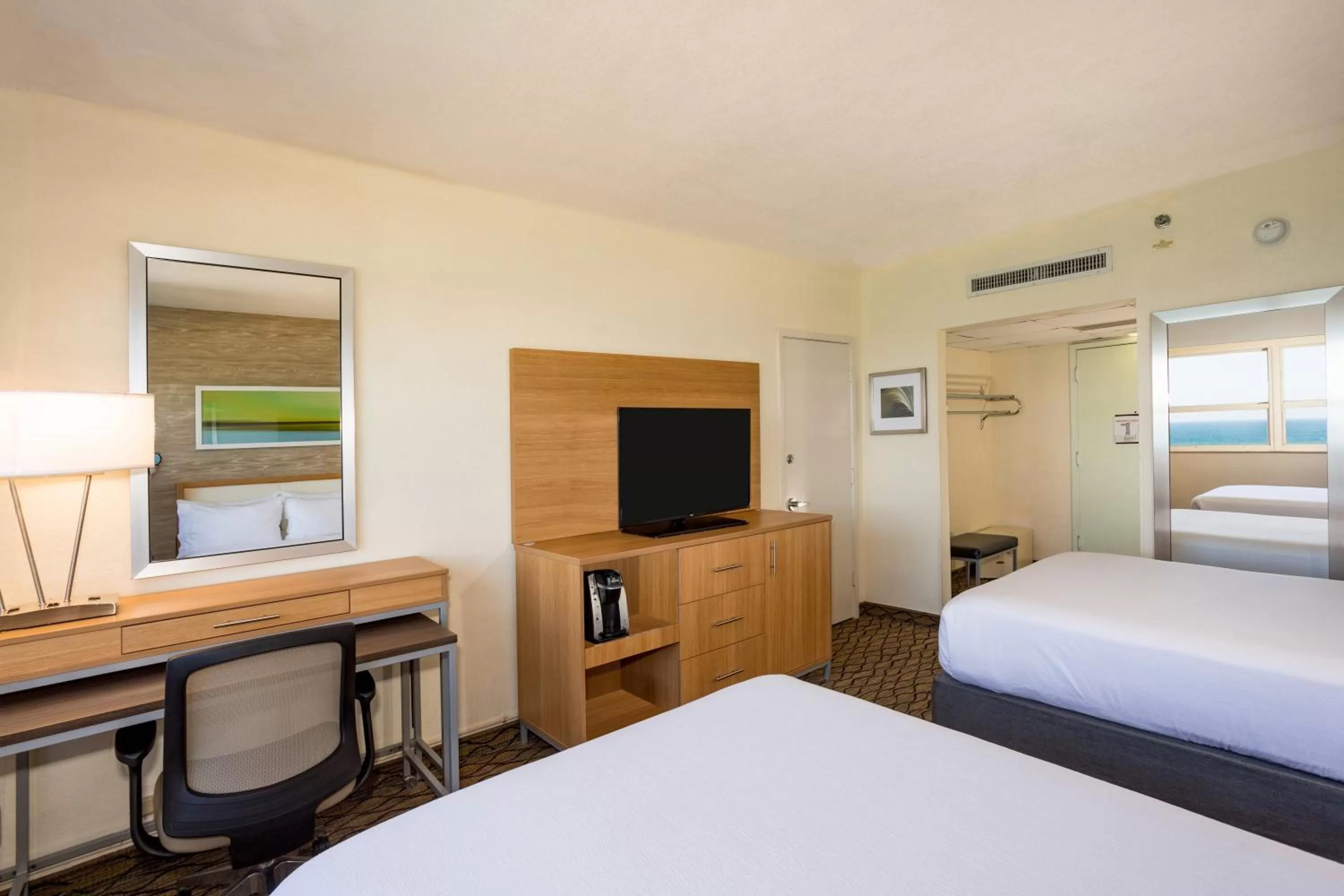 Photo of the whole room, Bed in Holiday Inn Miami Beach-Oceanfront by IHG