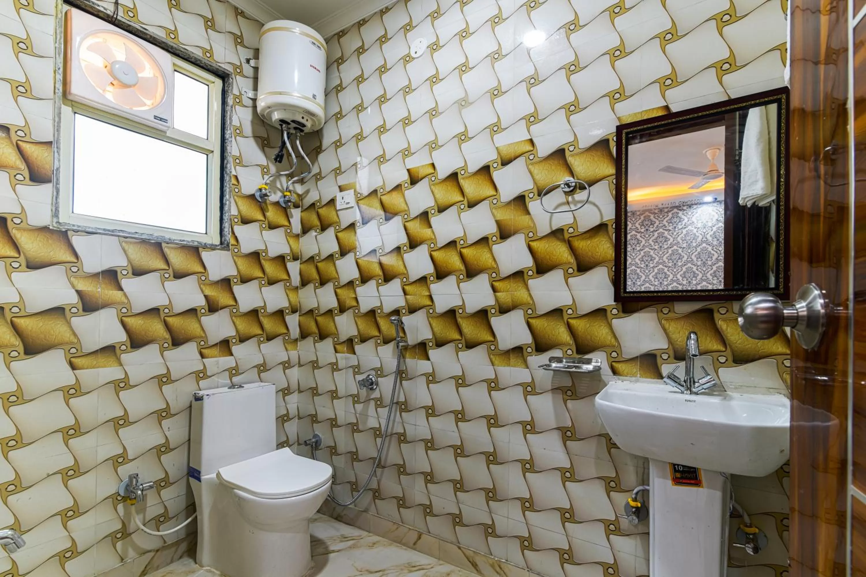 Bathroom in Hotel Urban Tree At Delhi Airport