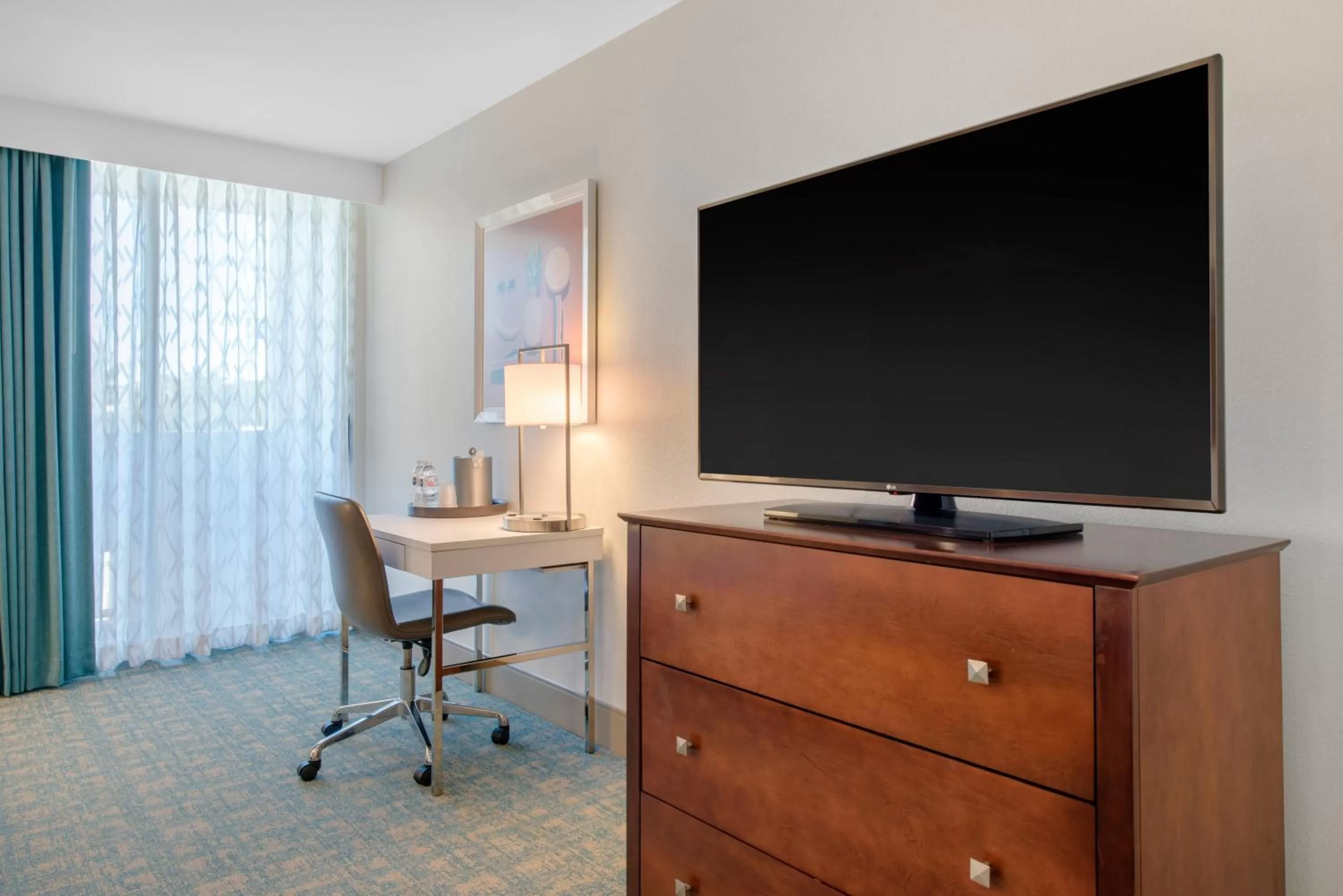 Photo of the whole room in Holiday Inn Orlando – Disney Springs® Area by IHG