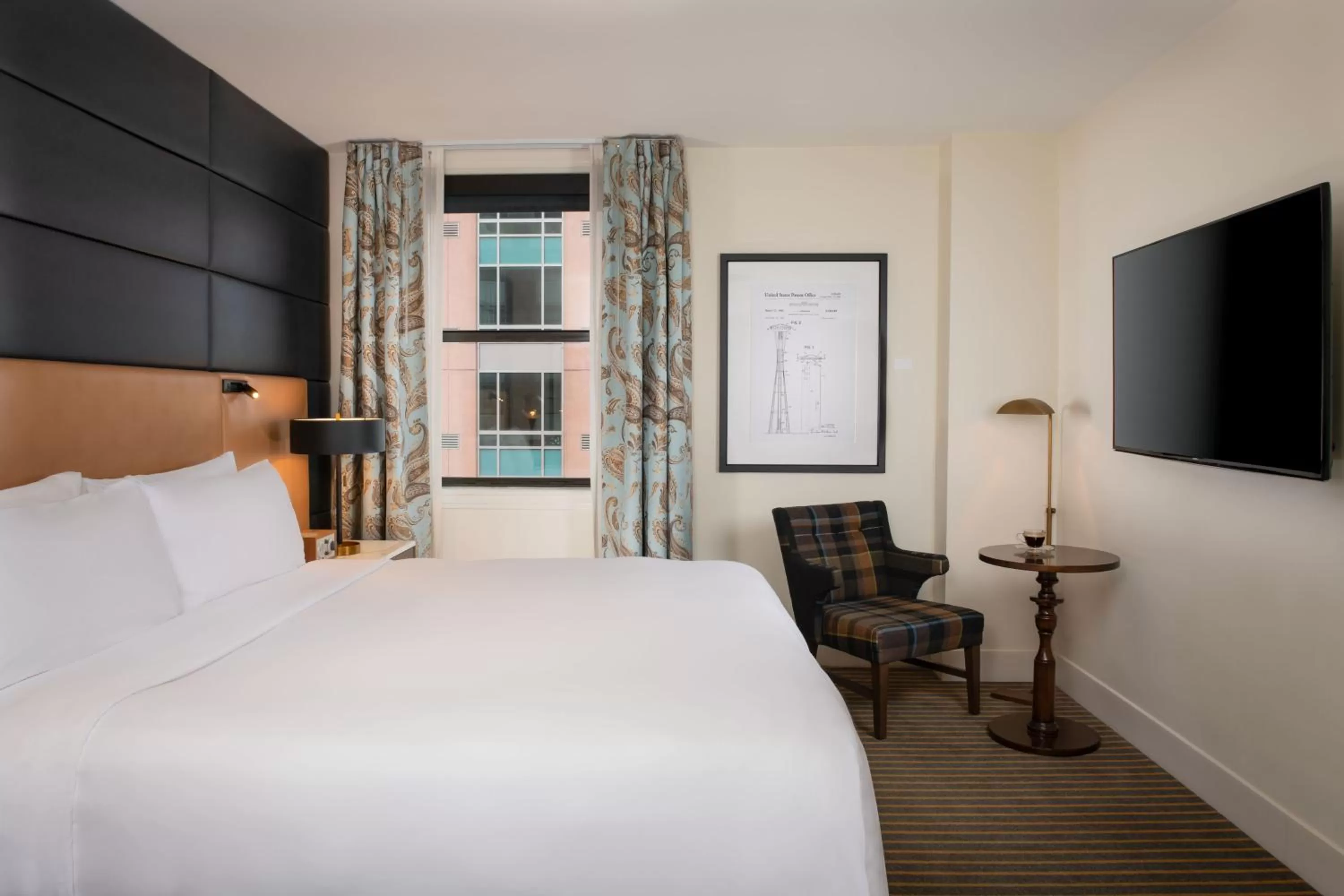 Bedroom, Bed in Hotel Theodore Seattle Downtown, Tapestry by Hilton