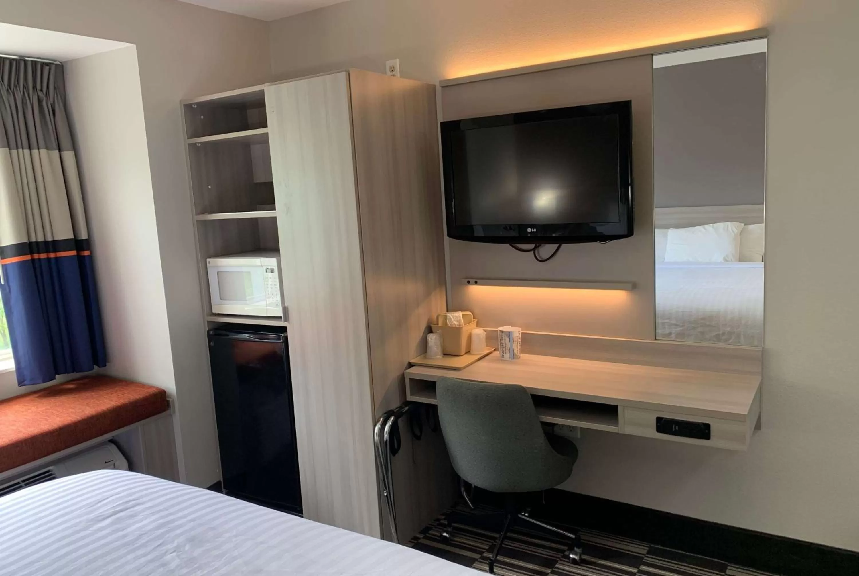 Photo of the whole room, Bed in Microtel Inn by Wyndham Charlotte Airport