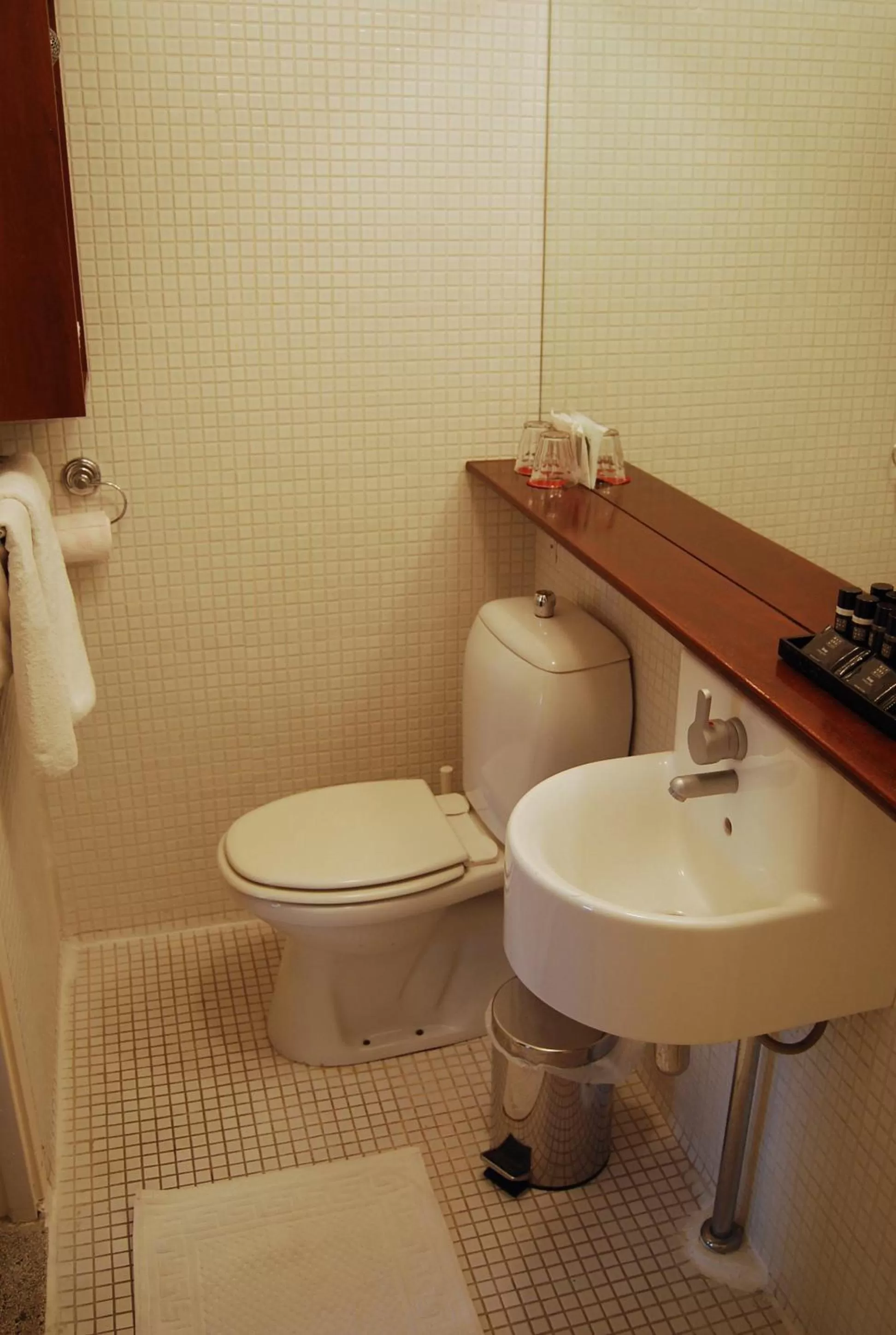 Bathroom in Amsterdam House Hotel