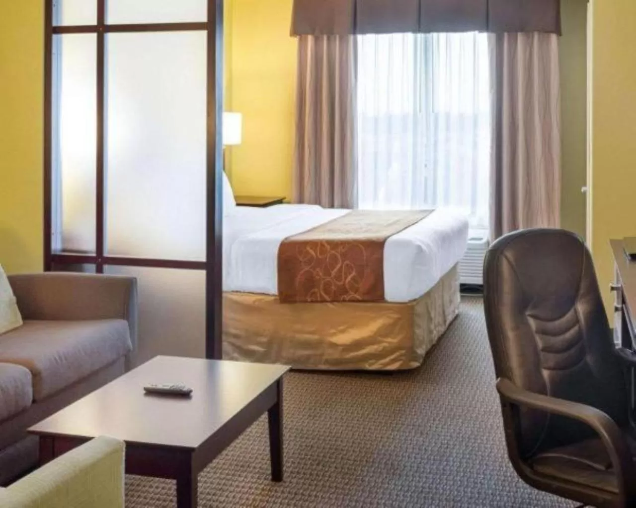 Bed in Comfort Suites Harvey - New Orleans West