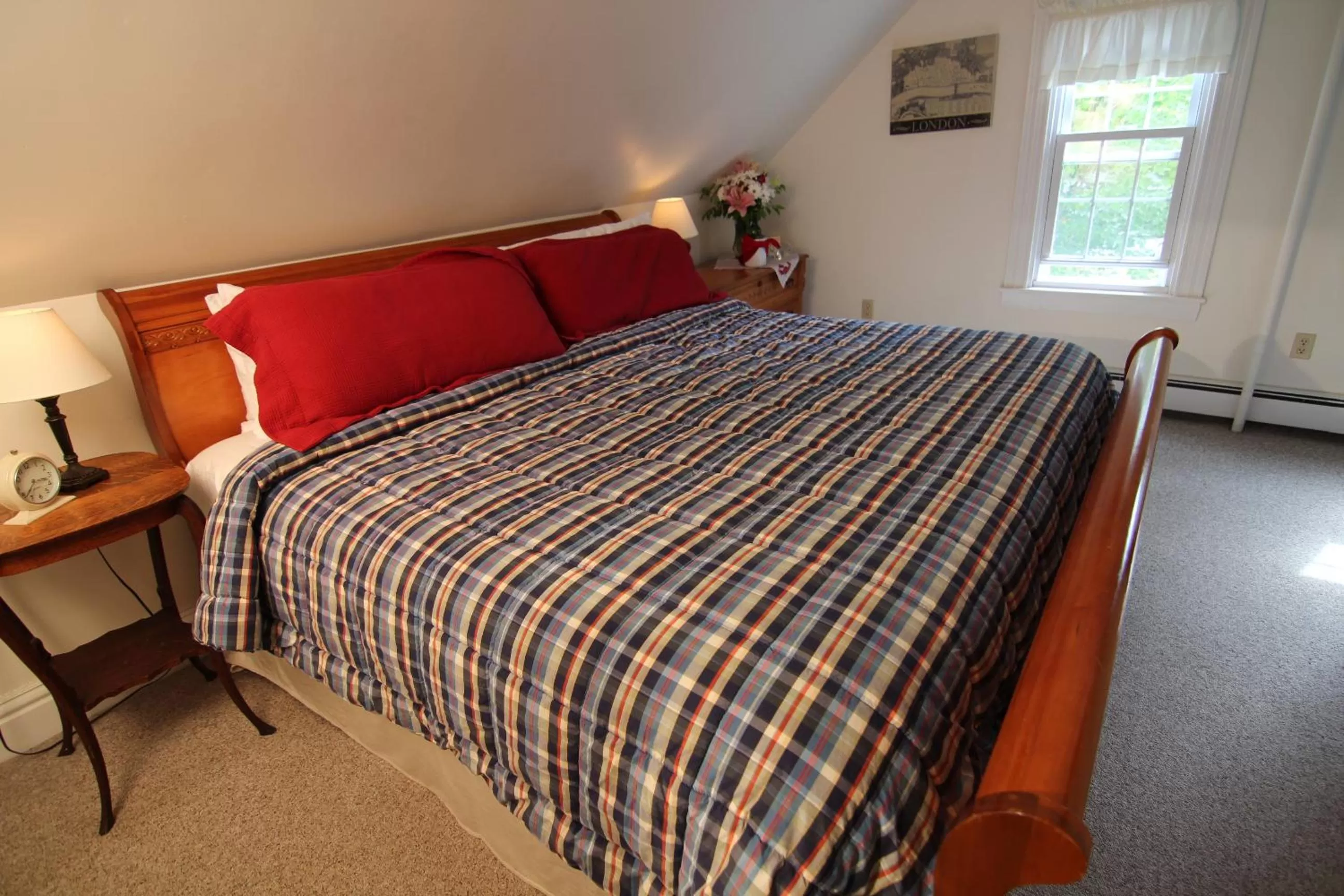 Bed in Kendall Tavern Inn Bed and Breakfast