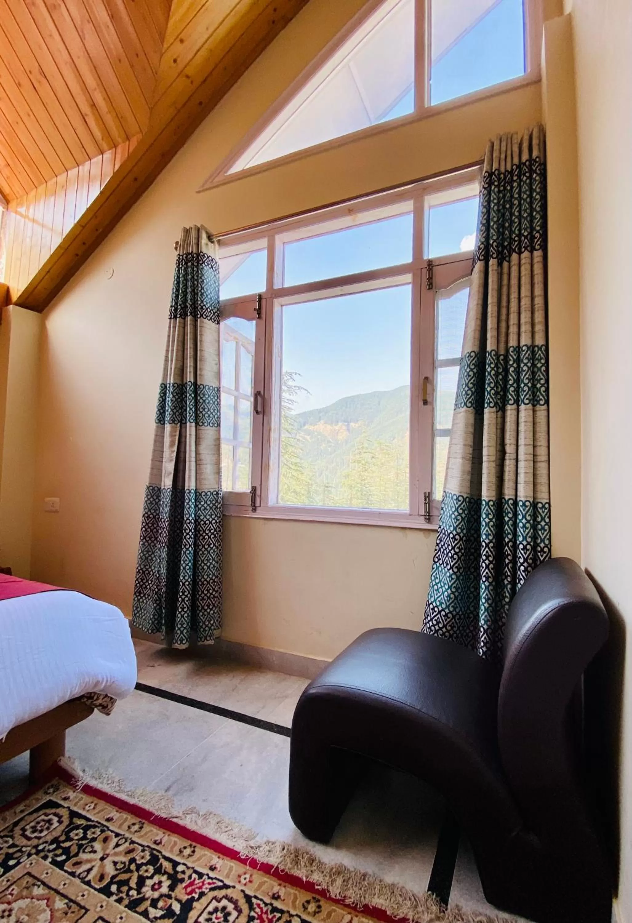 Seating area, Bed in Sai Cottage Shimla