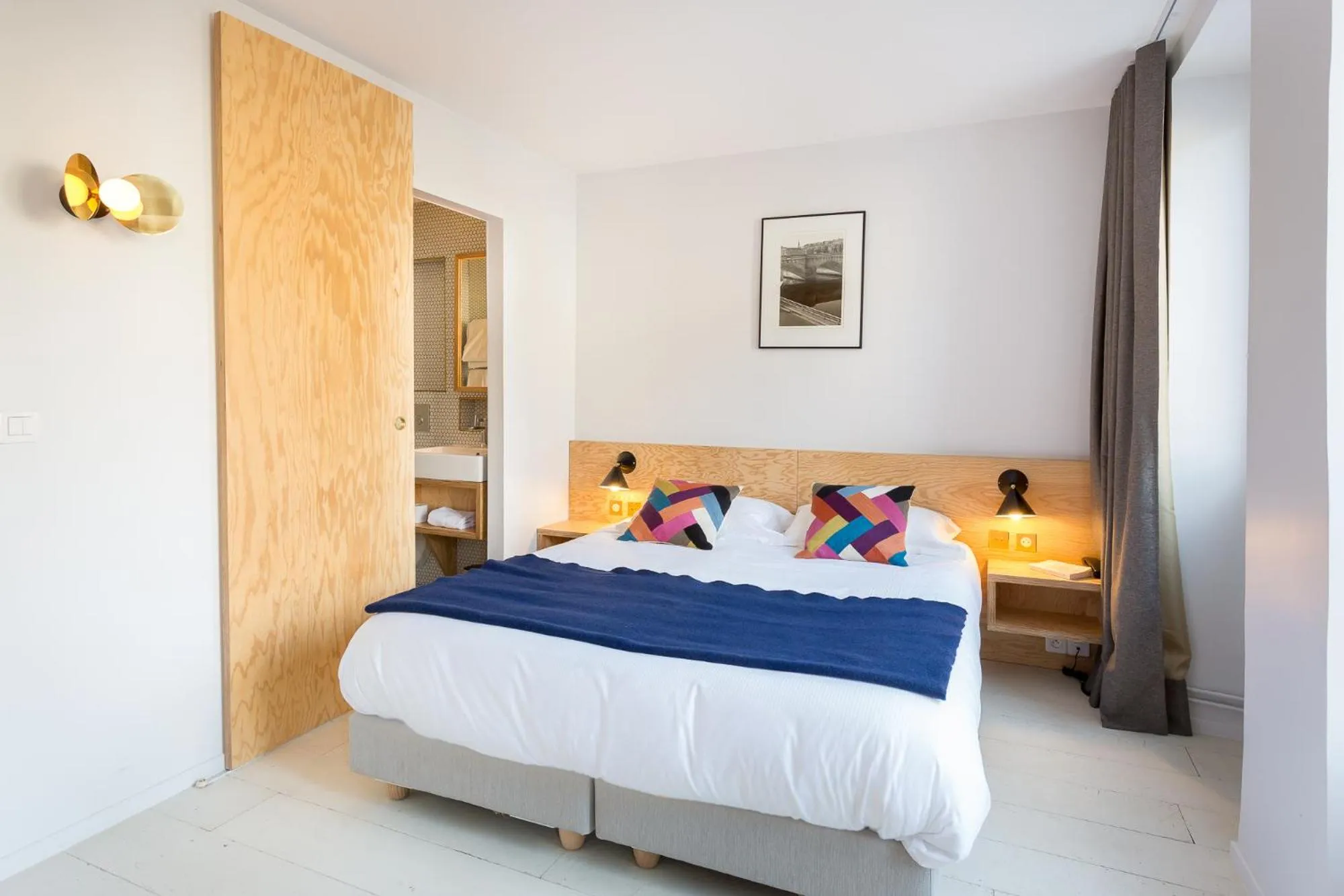 Photo of the whole room, Bed in Hôtel Montholon