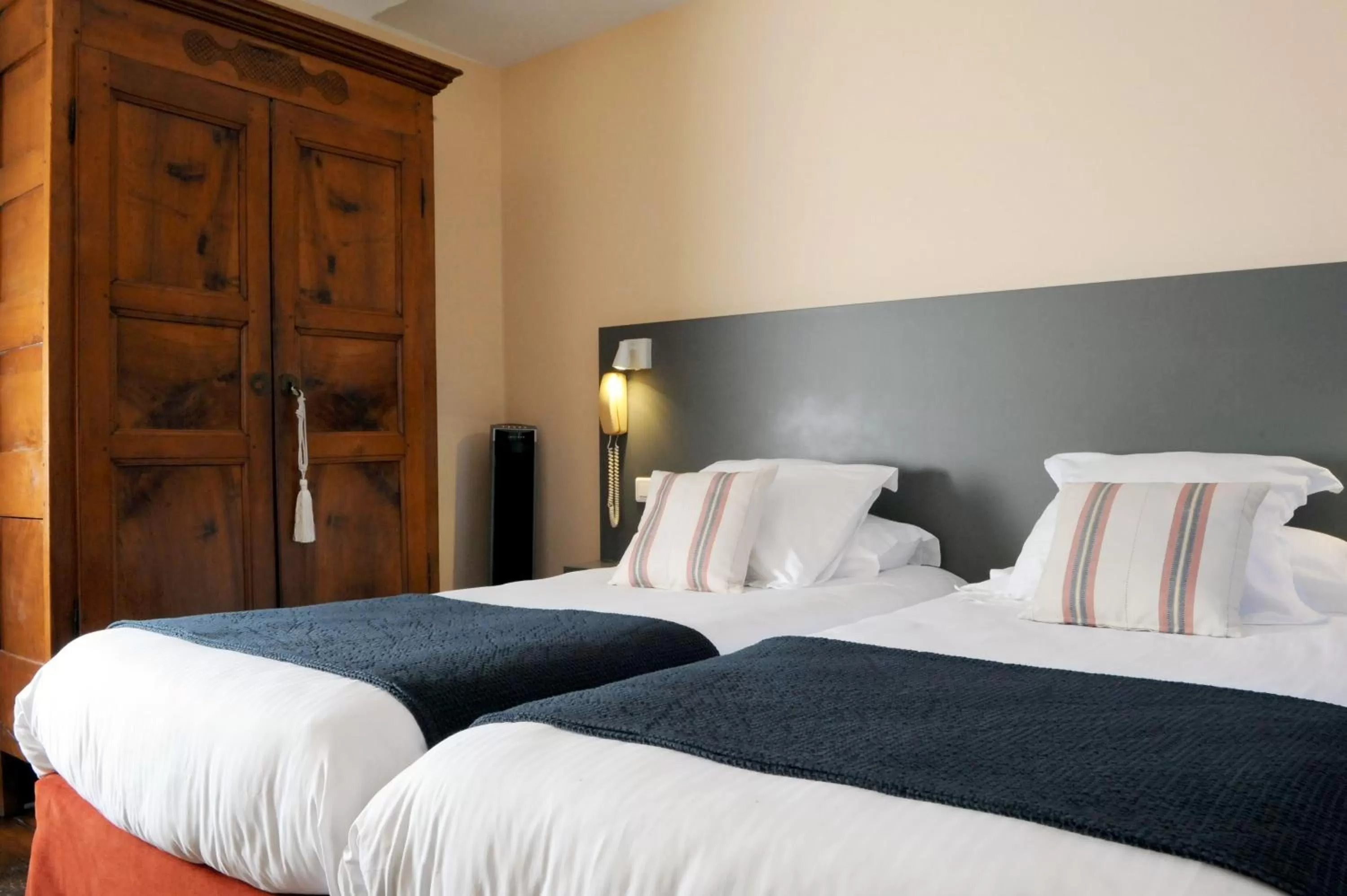 Bed in Logis Hôtel du Chêne