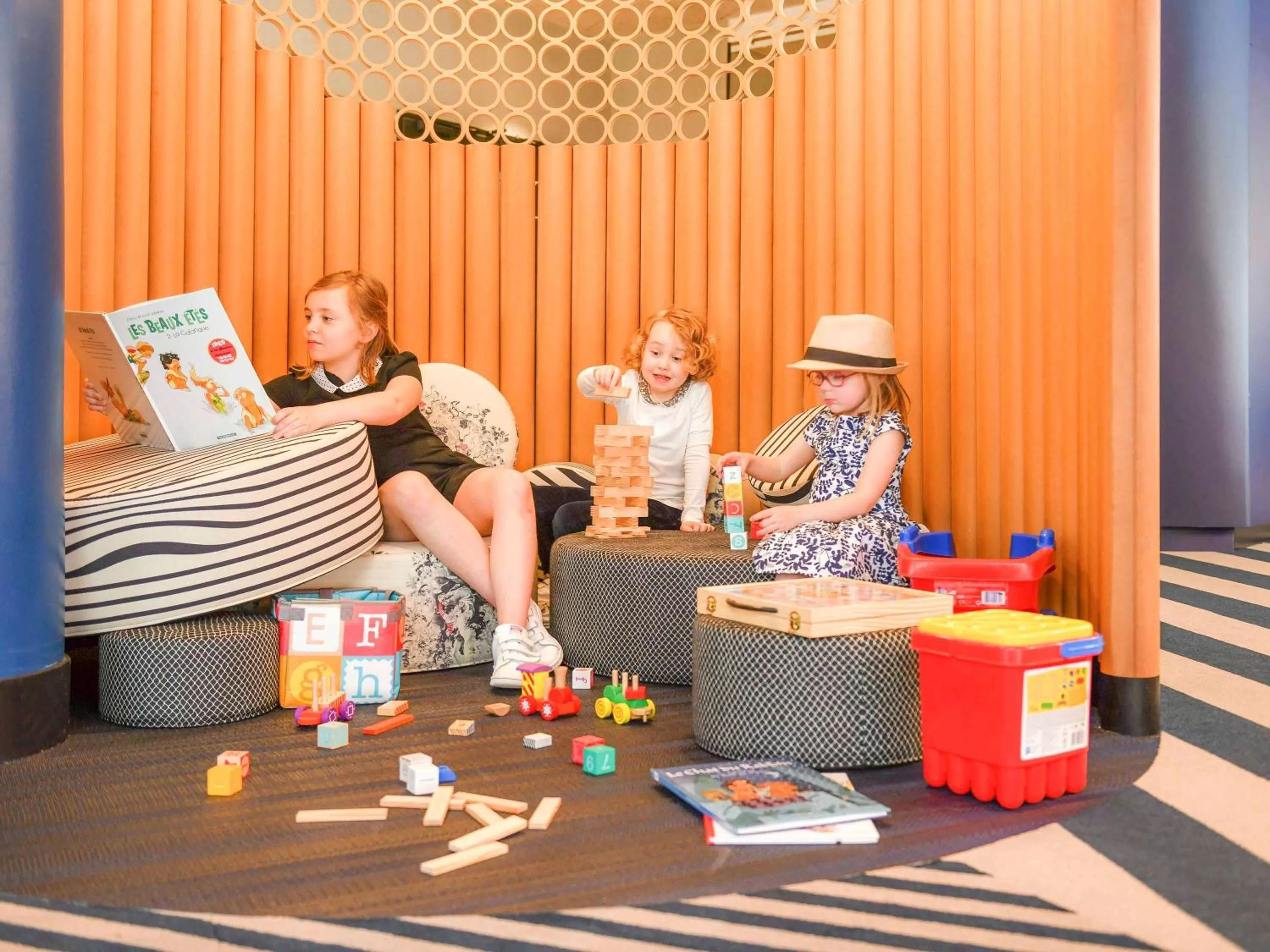 Lounge or bar in Novotel La Rochelle Centre