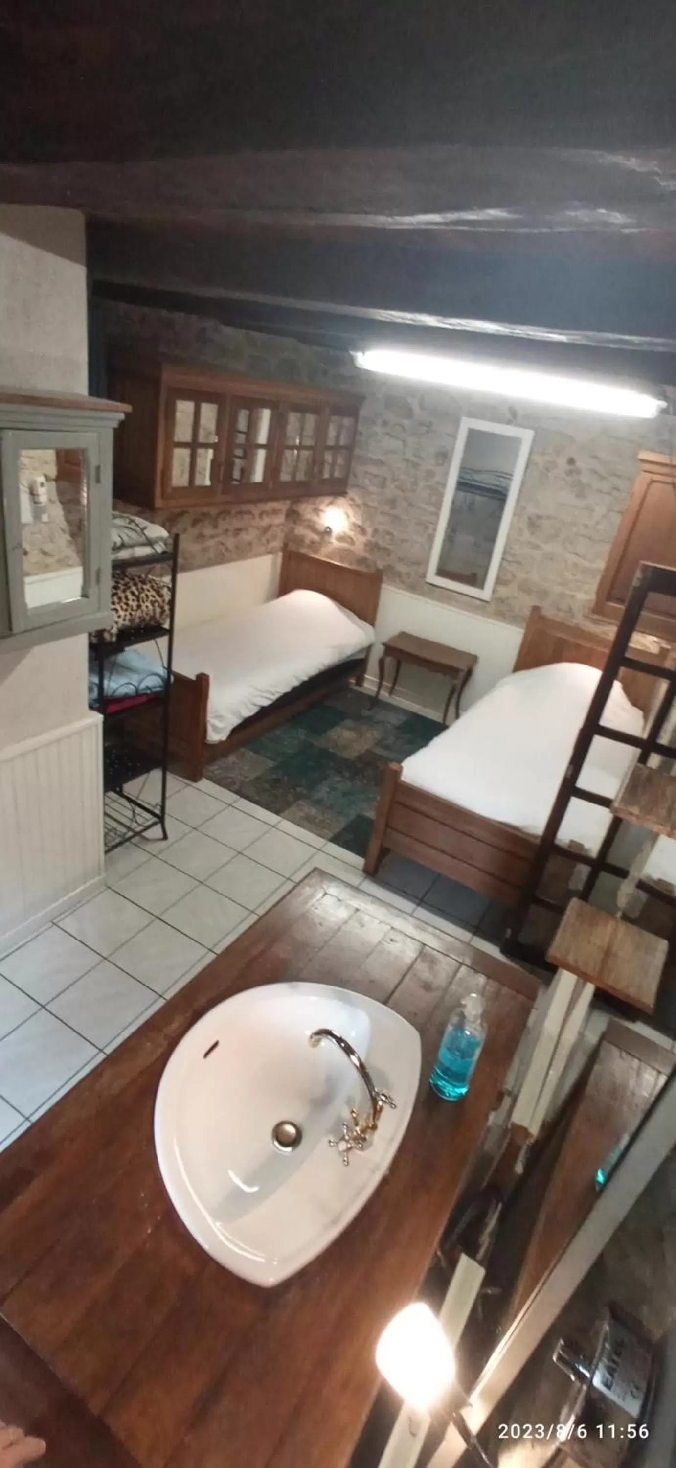 Bathroom in Maison du Moulin Galuzot