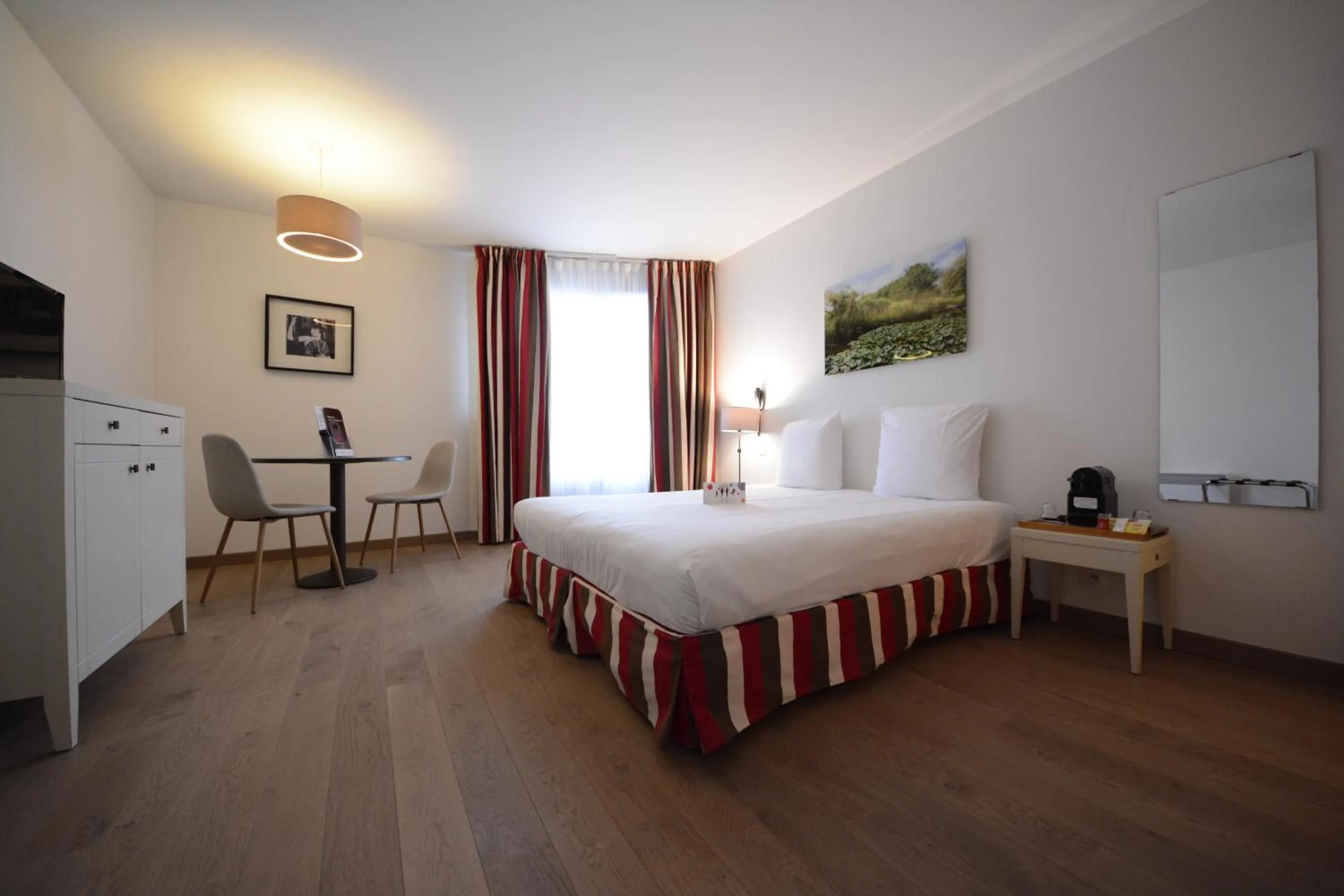 Bedroom, Bed in Hotel Cerise Chatou