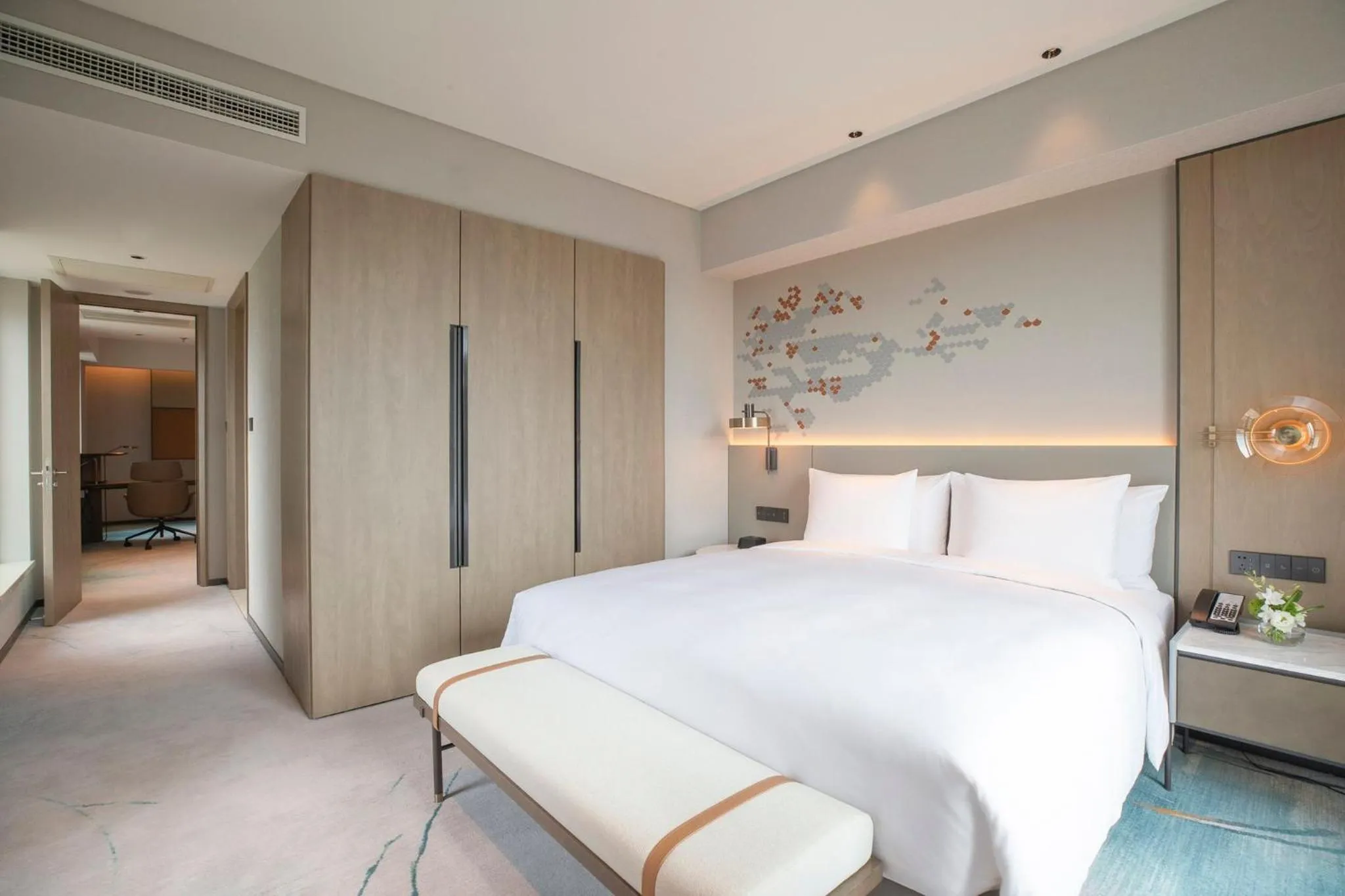 Photo of the whole room, Bed in Crowne Plaza Shanghai Jinxiu by IHG