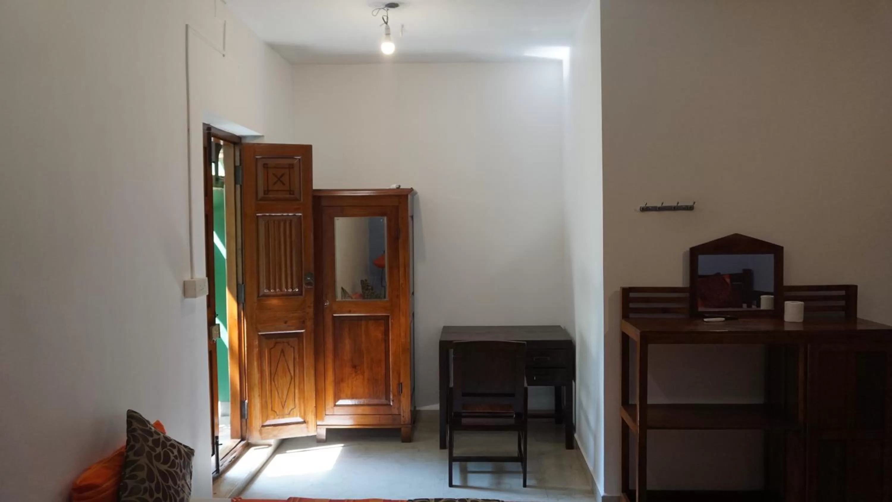 hair dresser, TV/Entertainment Center in Green's Guest House