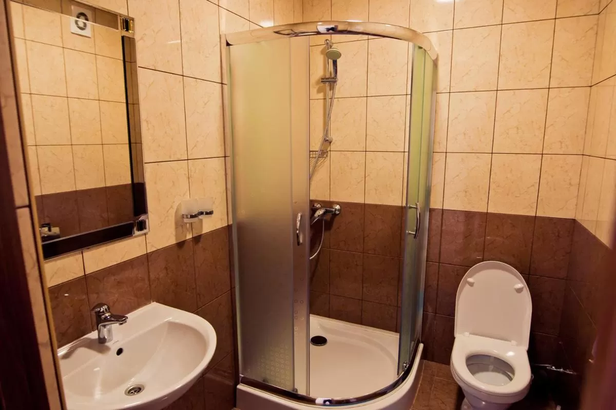 Shower in Filvarok Hotel