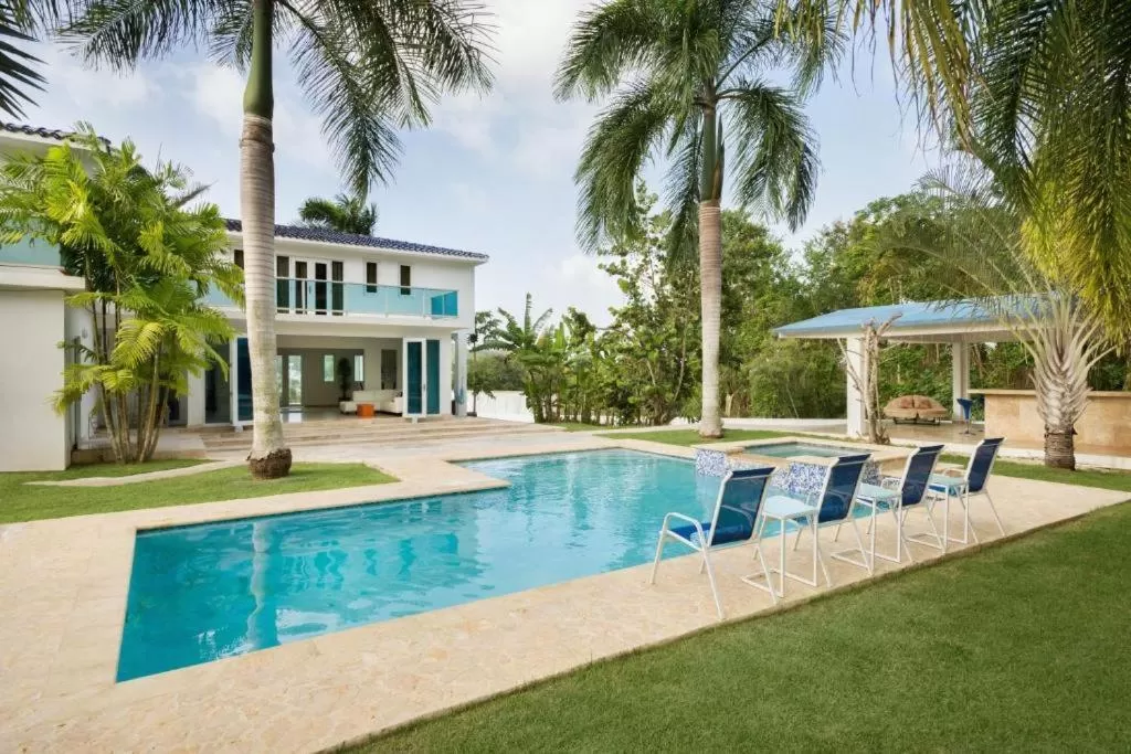 Property building, Swimming Pool in Manati World Point Inn