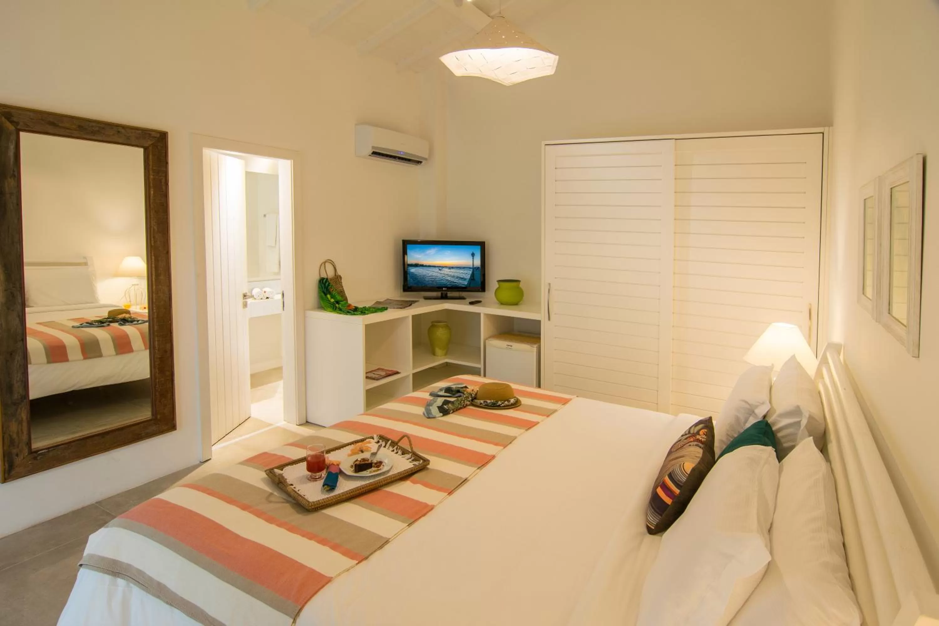 Photo of the whole room, Bed in La Chimère Buzios Essence