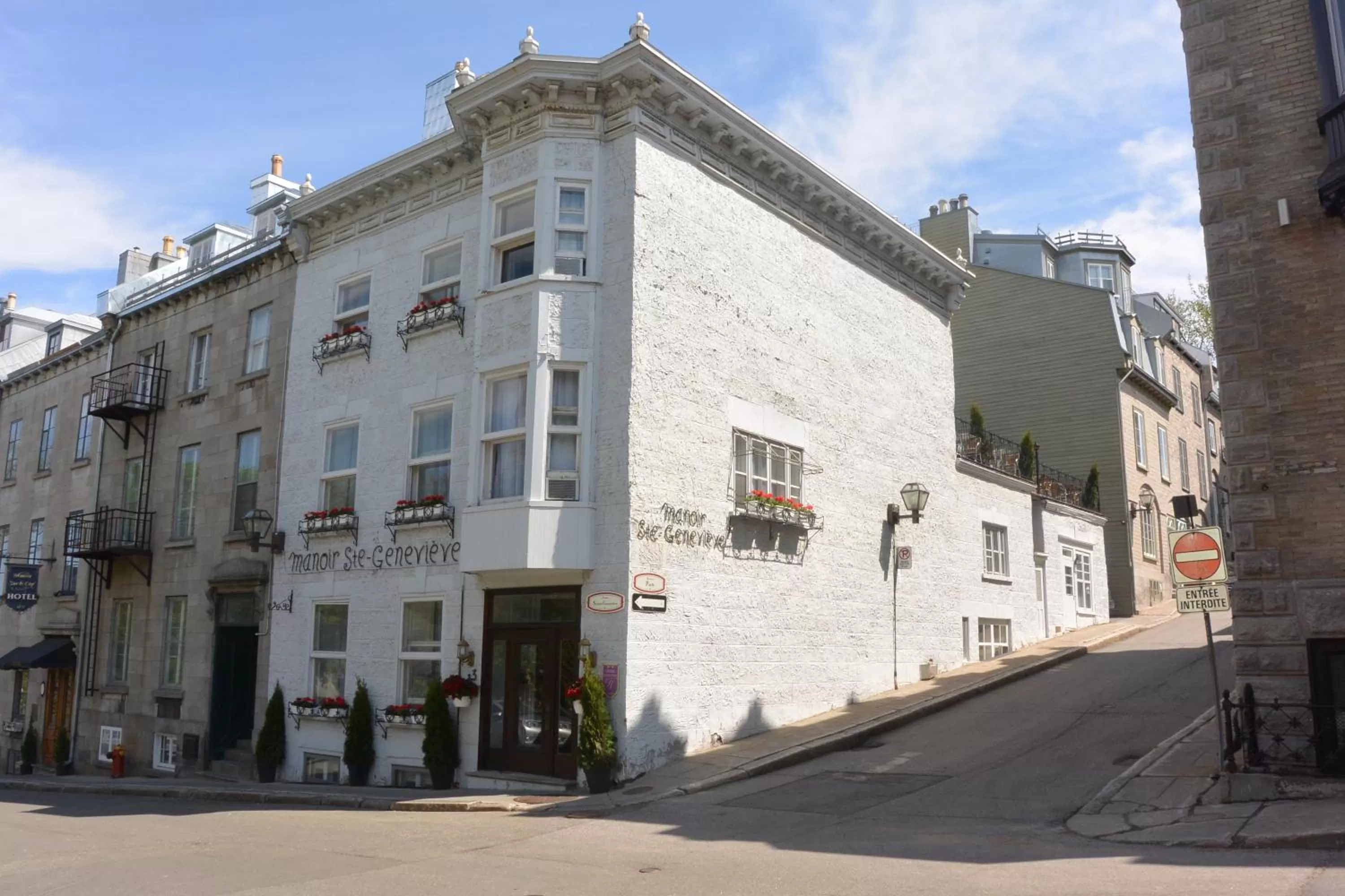 Property building in Manoir Sainte Genevieve