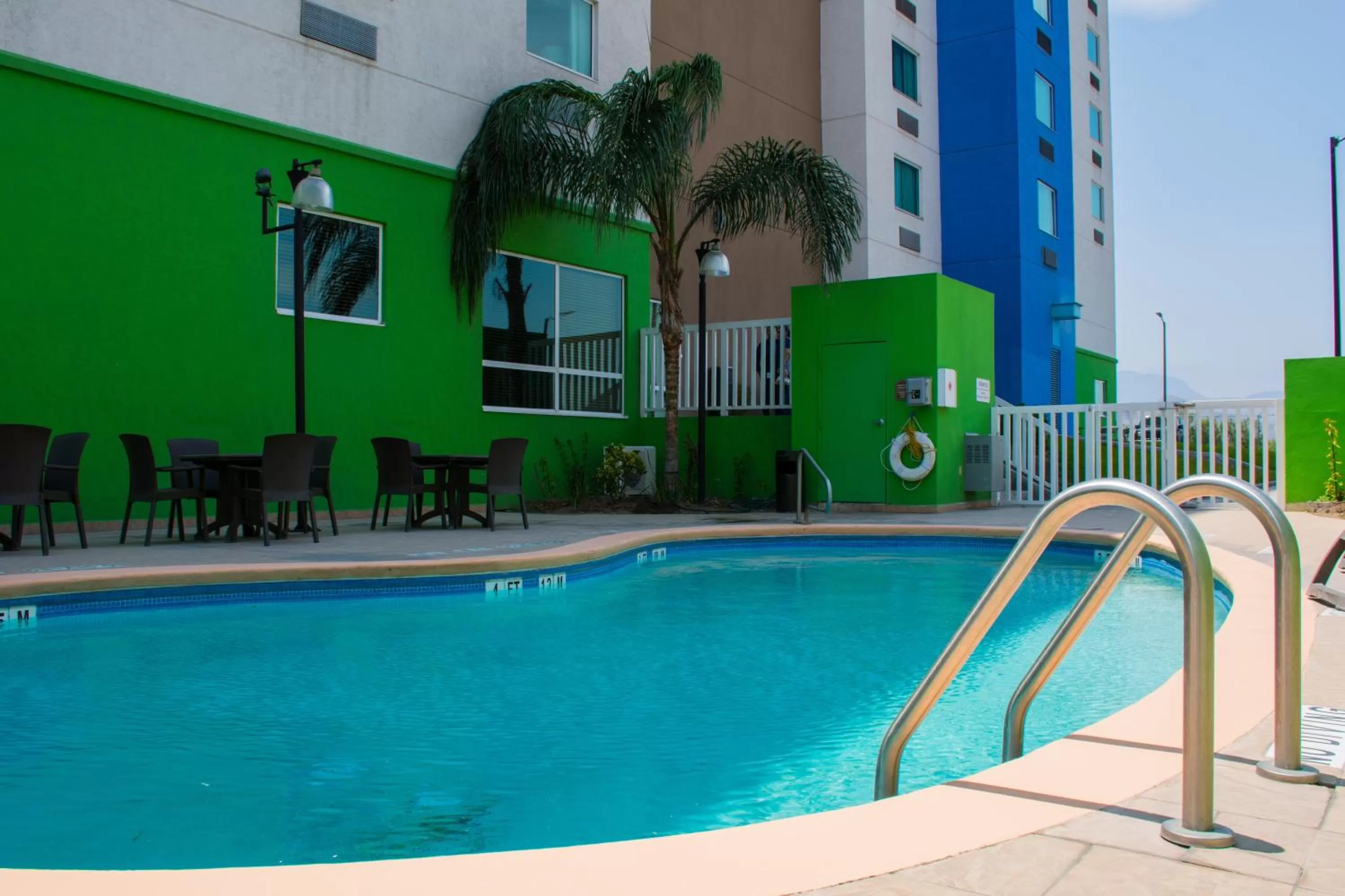 Swimming pool in Holiday Inn Express Saltillo Zona Aeropuerto by IHG