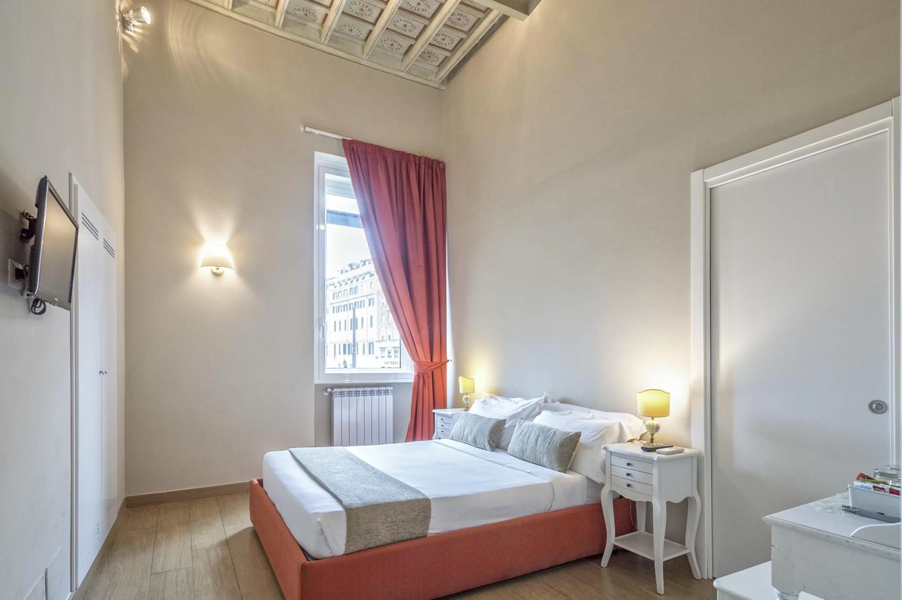 Photo of the whole room, Bed in Little Queen Suite