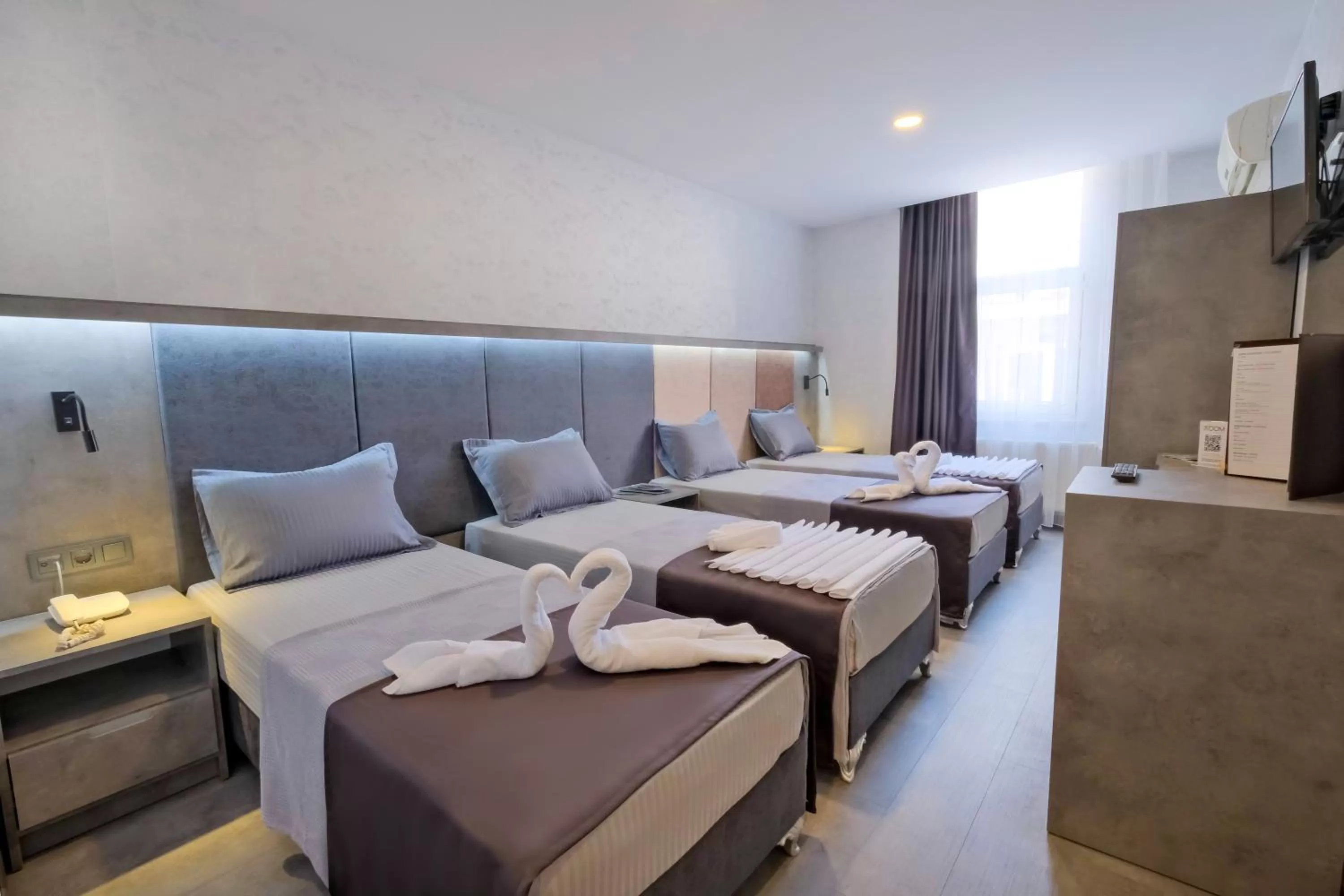 Photo of the whole room, Bed in The Queen Hotel