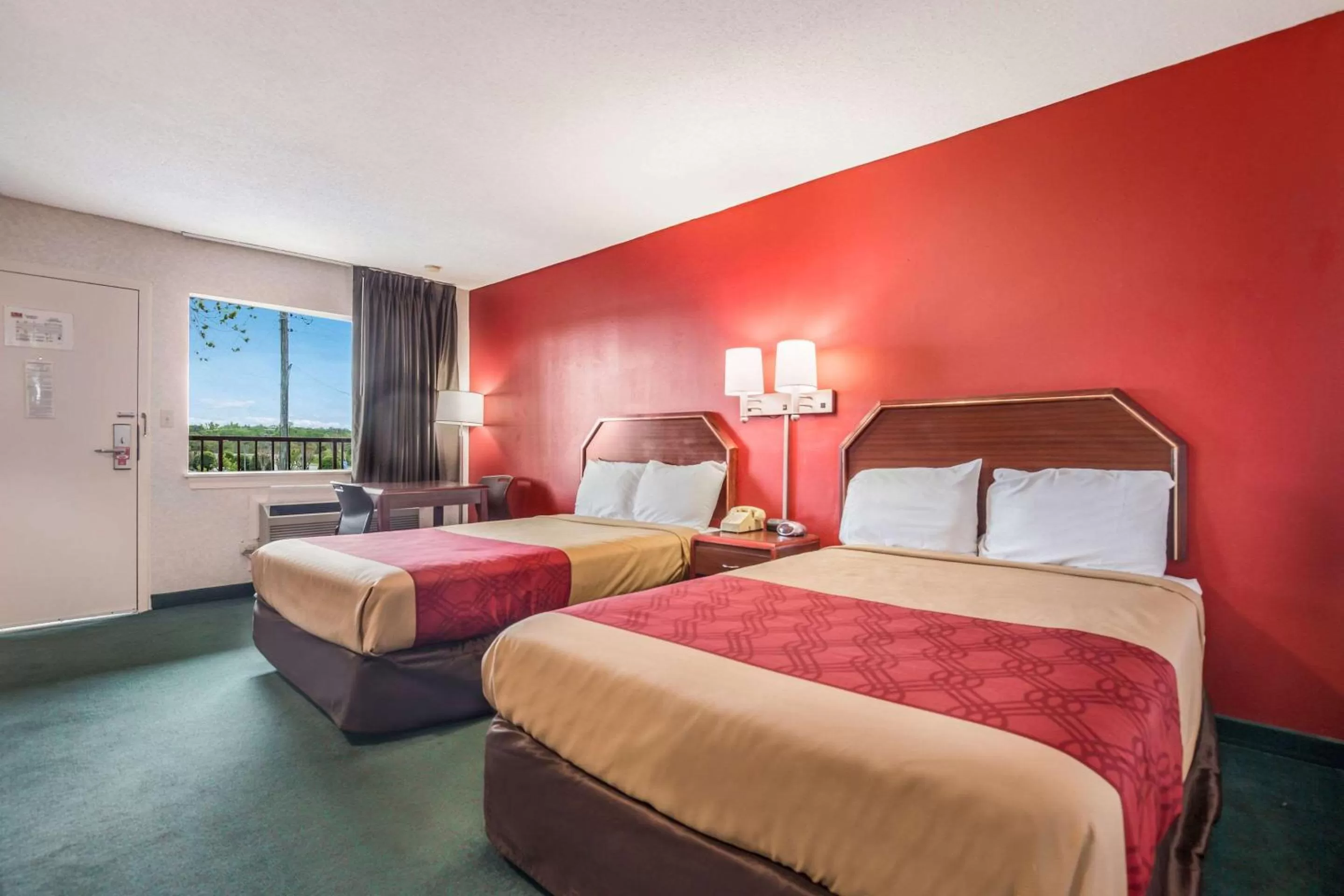 Photo of the whole room, Bed in Economy Inn