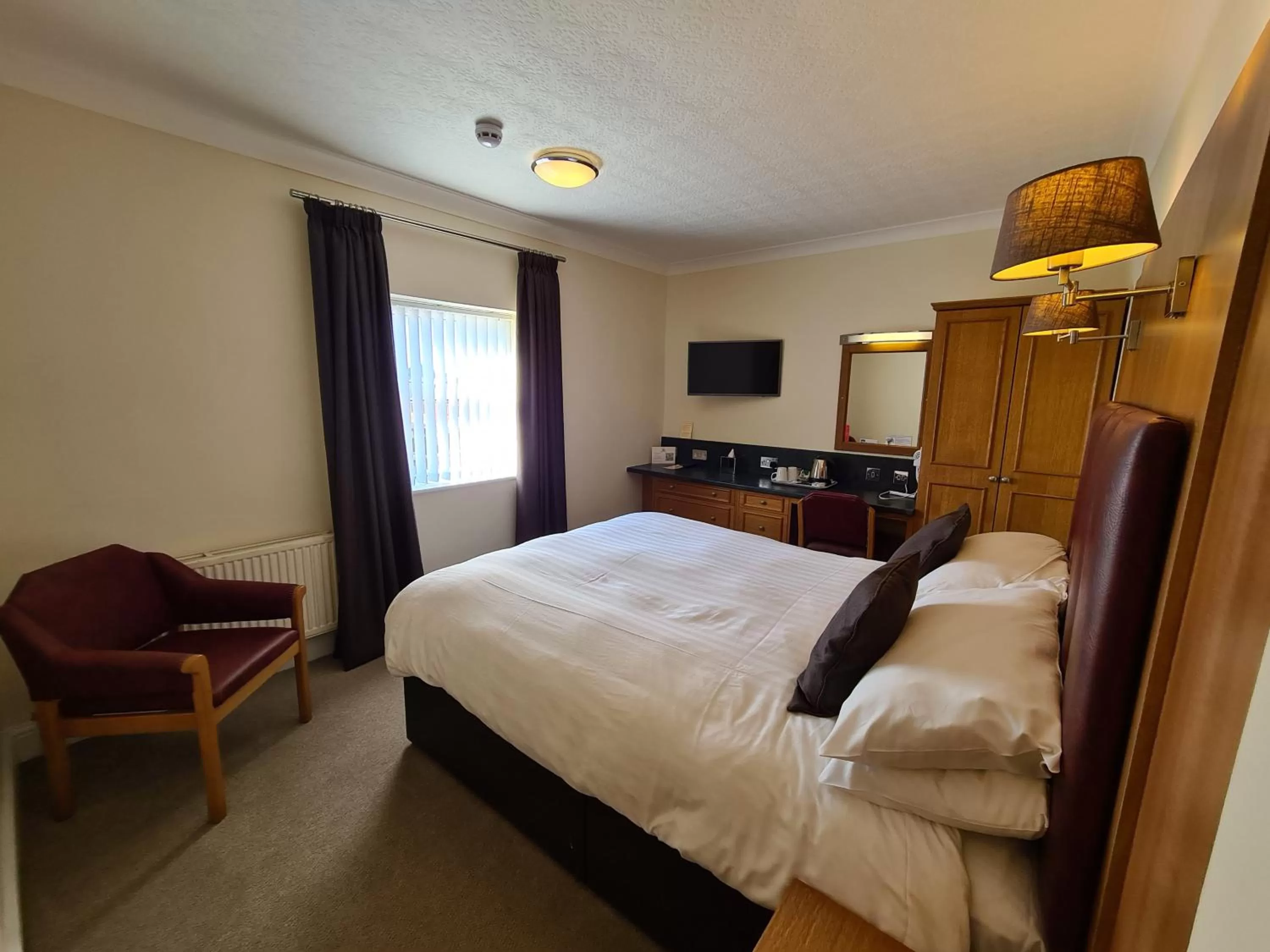 Bedroom, Bed in The Royal Hotel