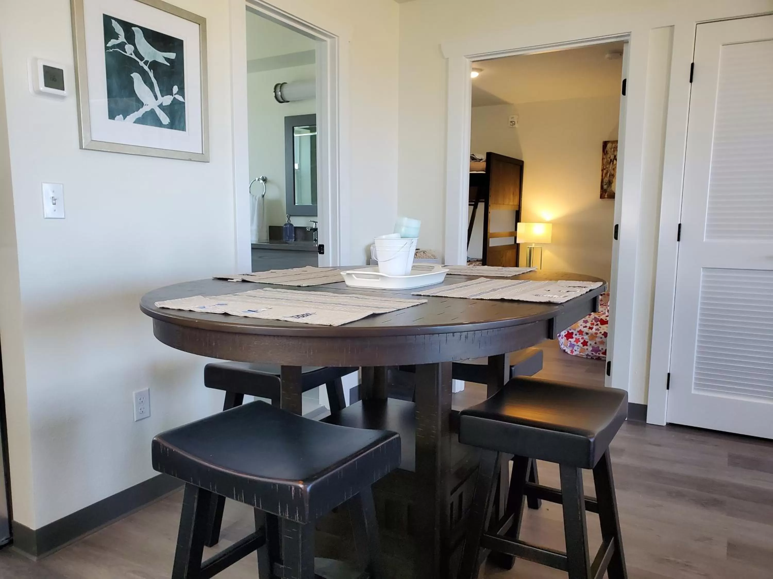 Bed, Dining Area in Moonstone Beach Motel