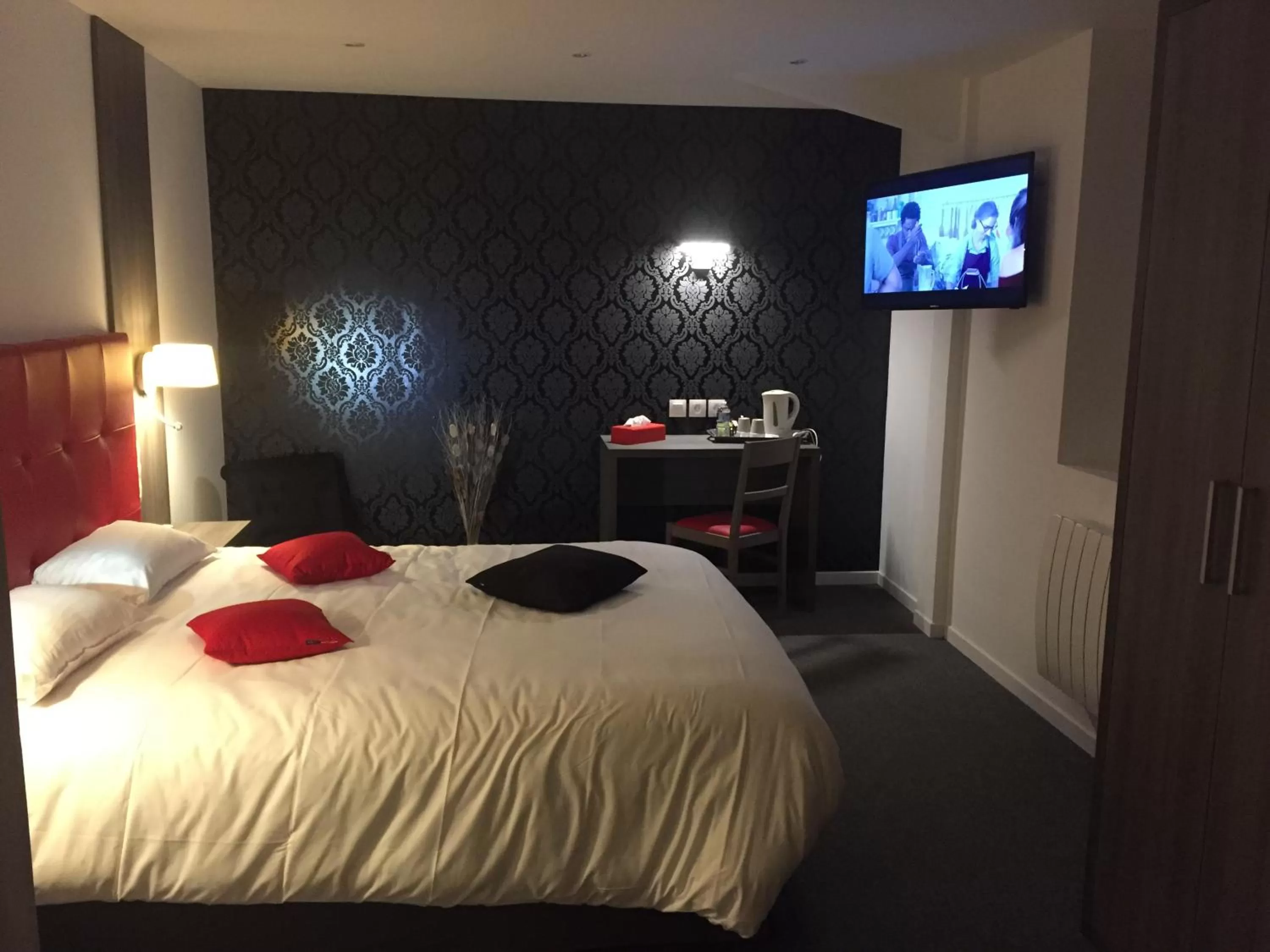 Decorative detail, Bed in Le Beverl'inn