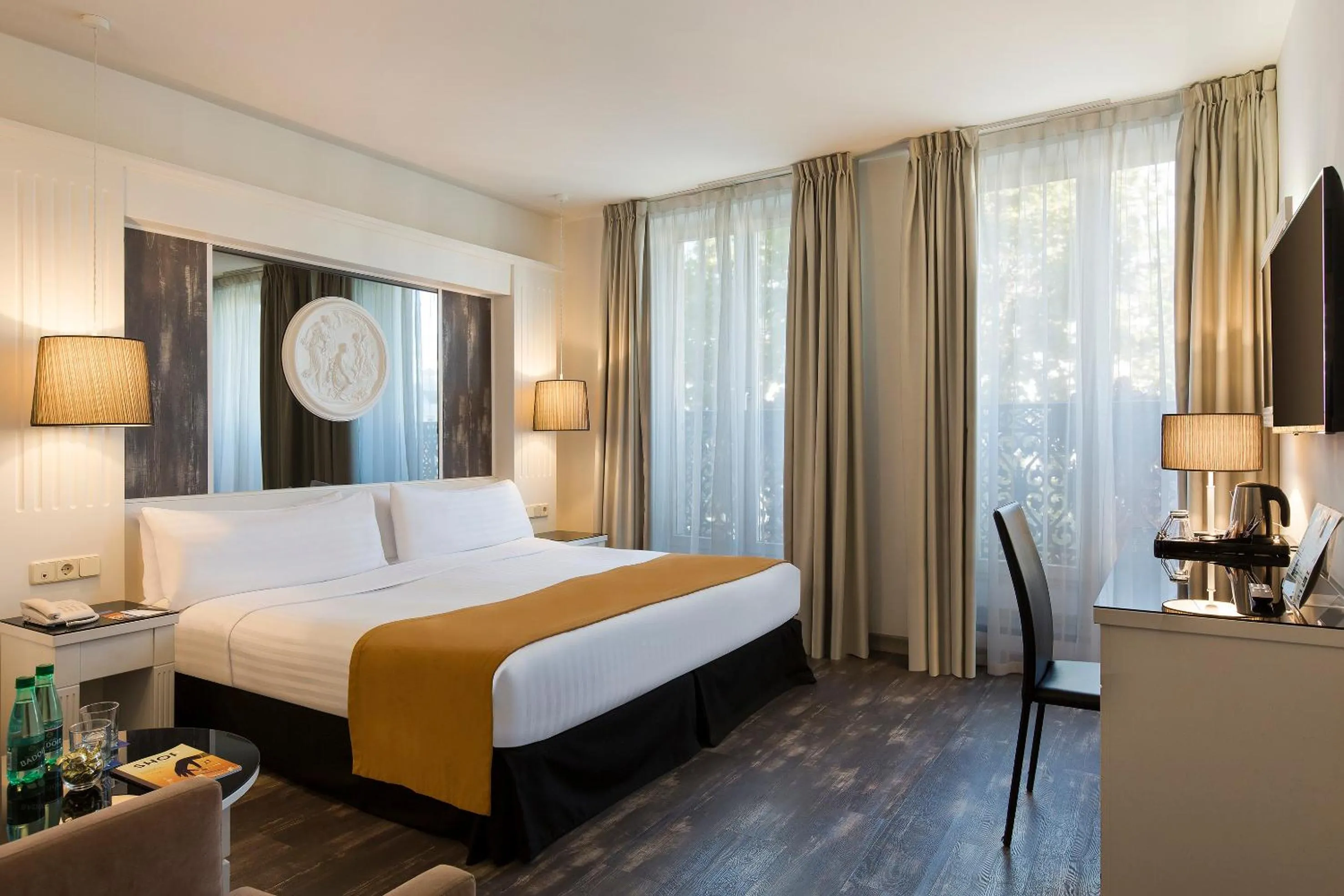 View (from property/room), Bed in Hotel Paris Opera Affiliated by Meliá